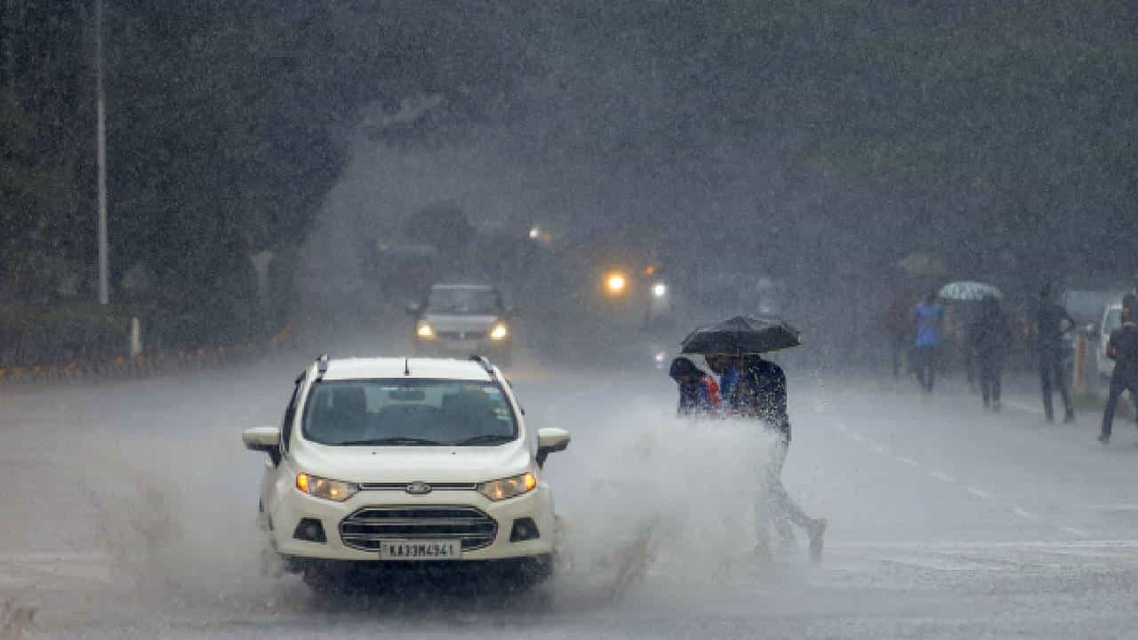 Karnataka Rains: ಚಂಡಮಾರುತ: ಬೆಂಗಳೂರು ಸೇರಿ ಕರ್ನಾಟಕದ 25 ಜಿಲ್ಲೆಗಳಲ್ಲಿ ಧಾರಾಕಾರ ಮಳೆ Karnataka Rains: ಚಂಡಮಾರುತ: ಬೆಂಗಳೂರು ಸೇರಿ ಕರ್ನಾಟಕದ 25 ಜಿಲ್ಲೆಗಳಲ್ಲಿ ಧಾರಾಕಾರ ಮಳೆ