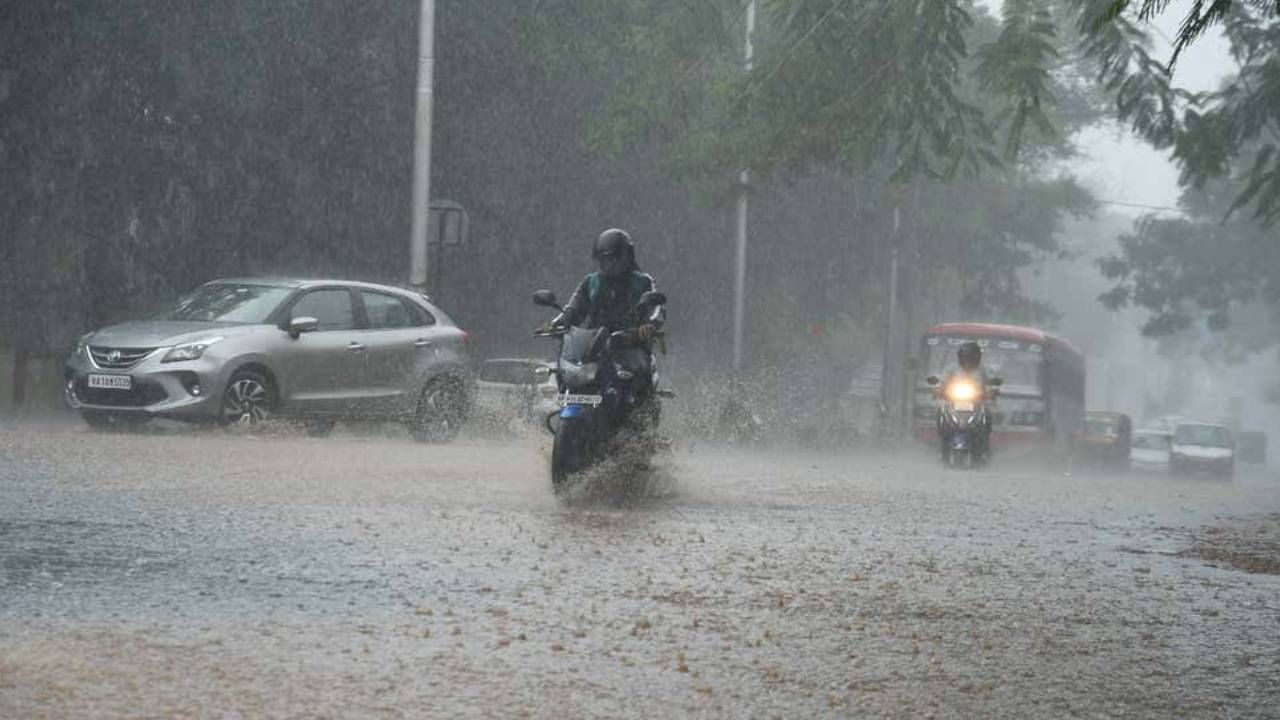 ಅಕ್ಟೋಬರ್ ಮೊದಲ ವಾರ ಕರ್ನಾಟಕದಲ್ಲಿ ವ್ಯಾಪಕ ಮಳೆ: ಹವಾಮಾನ ಇಲಾಖೆ ಎಚ್ಚರಿಕೆ ಅಕ್ಟೋಬರ್ ಮೊದಲ ವಾರ ಕರ್ನಾಟಕದಲ್ಲಿ ವ್ಯಾಪಕ ಮಳೆ: ಹವಾಮಾನ ಇಲಾಖೆ ಎಚ್ಚರಿಕೆ