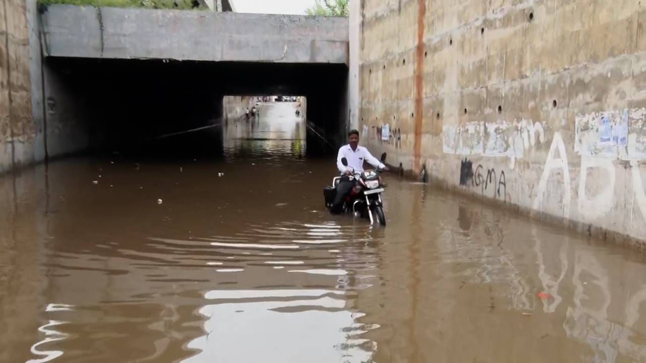 Bengaluru Rains: ಬೆಂಗಳೂರಿನಲ್ಲಿ ವರುಣ ಅಬ್ಬರ: ನಗರದಲ್ಲಿ 36 ಮಿಮೀ ಮಳೆ ದಾಖಲು, ಜನಜೀವನ ತತ್ತರ