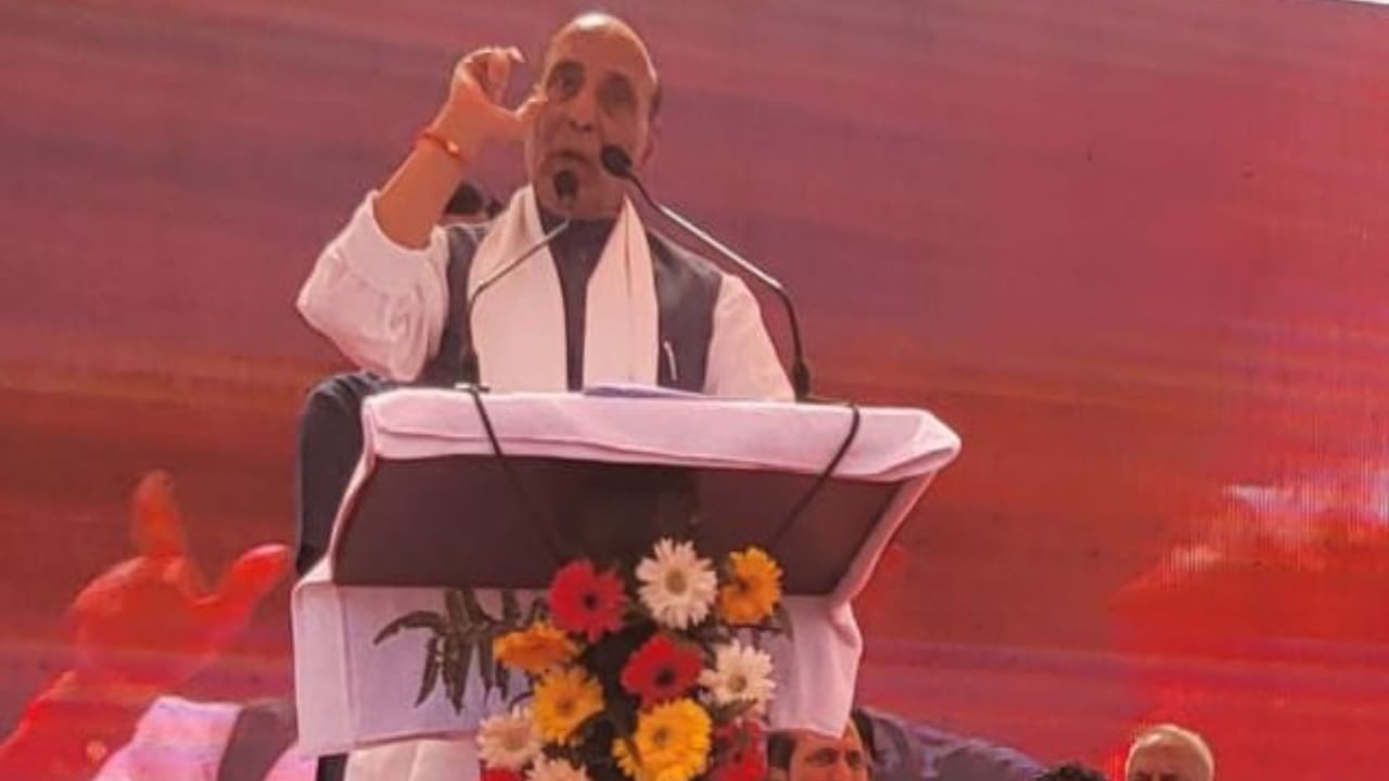 ಹರ್ಯಾಣದಲ್ಲಿ ಕಾಂಗ್ರೆಸ್ ರೈತರ ಭೂಮಿಯನ್ನು ಕಿತ್ತುಕೊಂಡಿದೆ: ರಾಜನಾಥ್ ಸಿಂಗ್ ಹರ್ಯಾಣದಲ್ಲಿ ಕಾಂಗ್ರೆಸ್ ರೈತರ ಭೂಮಿಯನ್ನು ಕಿತ್ತುಕೊಂಡಿದೆ: ರಾಜನಾಥ್ ಸಿಂಗ್