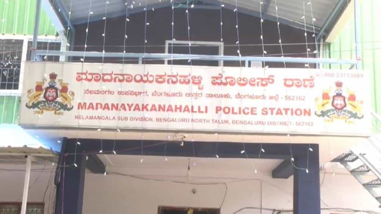 ನೆಲಮಂಗಲ: 40 ಸಾವಿರ ಅಸಲು, ಬಡ್ಡಿ ಕೊಟ್ಟಿಲ್ಲವೆಂದು ಸಾಲಗಾರನ ಪುತ್ರಿ ಮೇಲೆ ಅತ್ಯಾಚಾರ ನೆಲಮಂಗಲ: 40 ಸಾವಿರ ಅಸಲು, ಬಡ್ಡಿ ಕೊಟ್ಟಿಲ್ಲವೆಂದು ಸಾಲಗಾರನ ಪುತ್ರಿ ಮೇಲೆ ಅತ್ಯಾಚಾರ