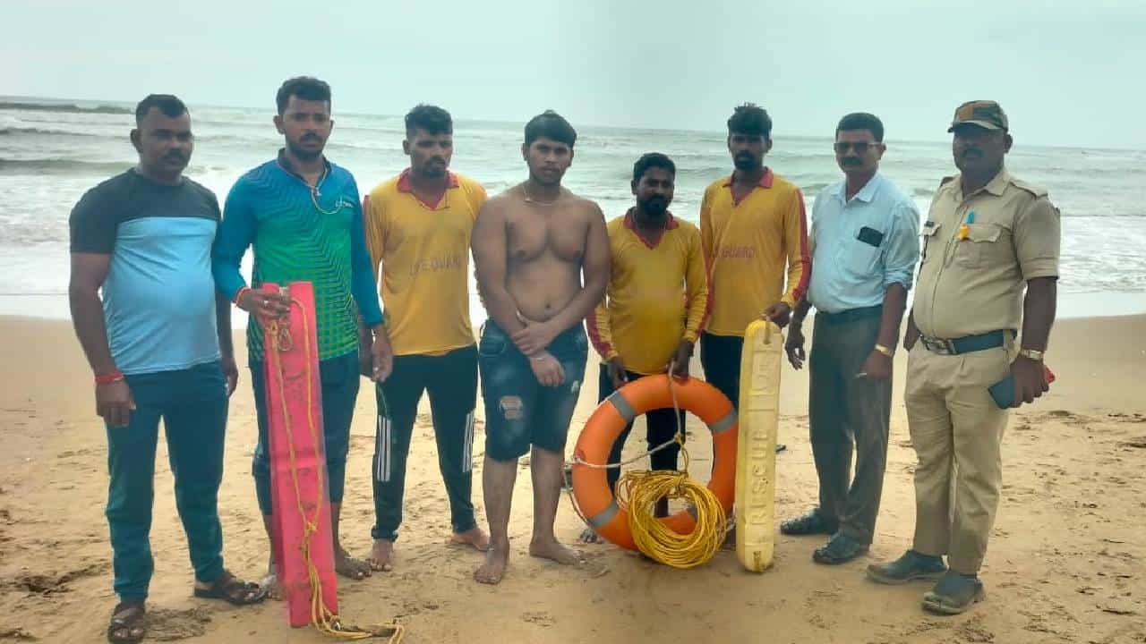 ಗೋಕರ್ಣ ಕಡಲತೀರದಲ್ಲಿ ಕೊಚ್ಚಿ ಹೋಗುತ್ತಿದ್ದ ಇಬ್ಬರು ಪ್ರವಾಸಿಗರ ರಕ್ಷಣೆ ಗೋಕರ್ಣ ಕಡಲತೀರದಲ್ಲಿ ಕೊಚ್ಚಿ ಹೋಗುತ್ತಿದ್ದ ಇಬ್ಬರು ಪ್ರವಾಸಿಗರ ರಕ್ಷಣೆ