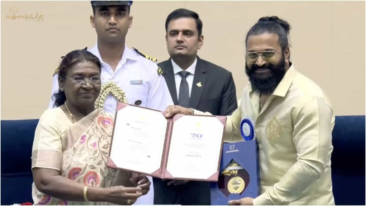 ಅಕ್ಟೋಬರ್ 8ರಂದು ದೆಹಲಿಯಲ್ಲಿ ರಾಷ್ಟ್ರೀಯ ಸಿನಿಮಾ ಪ್ರಶಸ್ತಿ ಪ್ರದಾನ ಸಮಾರಂಭ ನಡೆಯಿತು. ರಾಷ್ಟ್ರಪತಿ ದ್ರೌಪದಿ ಮುರ್ಮು ಅವರು ಪ್ರಶಸ್ತಿ ವಿತರಣೆ ಮಾಡಿದರು. ನಟ ರಿಷಬ್ ಶೆಟ್ಟಿ ಅವರು ‘ಬೆಸ್ಟ್ ಆ್ಯಕ್ಟರ್’ ನ್ಯಾಷನಲ್ ಅವಾರ್ಡ್ ಪಡೆದರು.