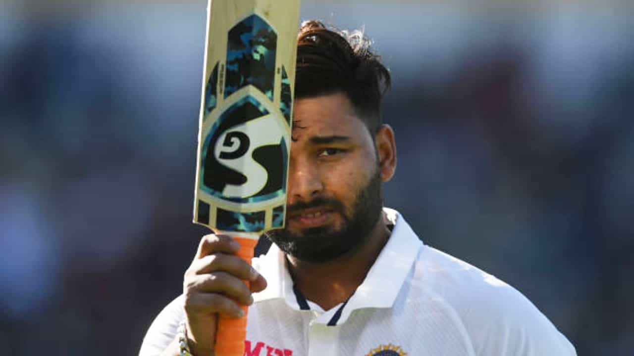 ಭಾರತ ಮತ್ತು ನ್ಯೂಝಿಲೆಂಡ್ ನಡುವಣ 2ನೇ ಟೆಸ್ಟ್ ಪಂದ್ಯಕ್ಕೆ ಟೀಮ್ ಇಂಡಿಯಾ ವಿಕೆಟ್ ಕೀಪರ್ ಬ್ಯಾಟ್ಸ್ಮನ್ ರಿಷಭ್ ಪಂತ್ ಅಲಭ್ಯರಾಗುವ ಸಾಧ್ಯತೆಯಿದೆ ಎಂದು ವರದಿಯಾಗಿದೆ. ಪಂತ್ ಮೊಣಕಾಲಿನ ನೋವಿನಿಂದ ಬಳಲುತ್ತಿದ್ದು, ಹೀಗಾಗಿ ಅವರು ದ್ವಿತೀಯ ಪಂದ್ಯದಿಂದ ಹೊರಗುಳಿಯುವ ಸಾಧ್ಯತೆ ಹೆಚ್ಚಿದೆ.