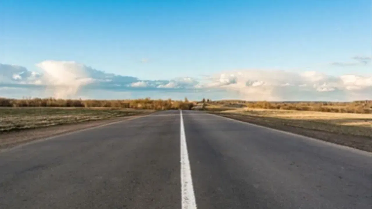 Stripes On Road: ರಸ್ತೆ ಮೇಲೆ ಕಂಡುಬರುವ ವಿವಿಧ ಬಣ್ಣದ ಗೆರೆಗಳ ಅರ್ಥವೇನು?