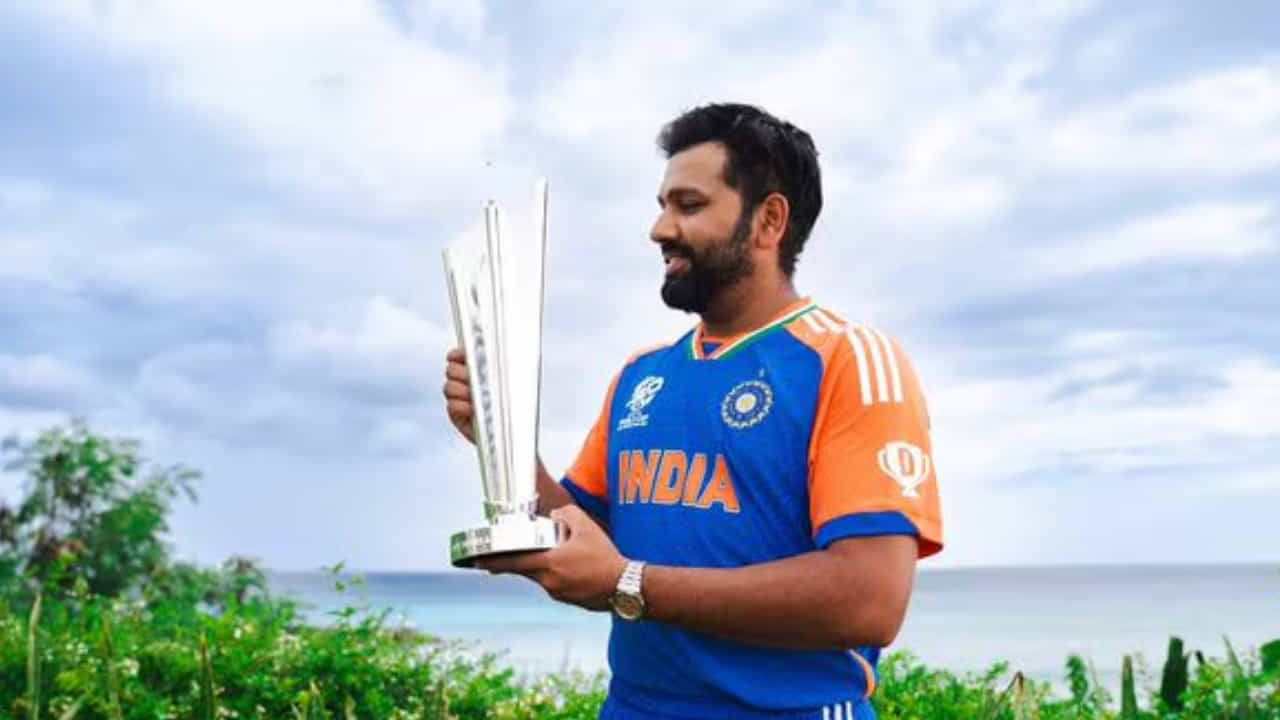 ರೋಹಿತ್ ಶರ್ಮಾ ನಾಯಕತ್ವದಲ್ಲಿ ಟೀಂ ಇಂಡಿಯಾ ಕಳೆದ ಜೂನ್ನಲ್ಲಿ ನಡೆದ ಟಿ20 ವಿಶ್ವಕಪ್ನಲ್ಲಿ ಚಾಂಪಿಯನ್ ಆಗಿ ಹೊರಹೊಮ್ಮತ್ತು. ಈ ಐತಿಹಾಸಿಕ ಗೆಲುವಿನ ನಂತರ ರೋಹಿತ್ ಶರ್ಮಾ ಅಂತರರಾಷ್ಟ್ರೀಯ ಟಿ20 ಕ್ರಿಕೆಟ್ಗೆ ನಿವೃತ್ತಿ ಘೋಷಿಸಿದರು. ಇದೀಗ ರೋಹಿತ್ ಅವರ ನಿವೃತ್ತಿಯ ಬಗ್ಗೆ ಹೊಸ ಊಹಪೋಹಗಳು ಹುಟ್ಟಿಕೊಂಡಿವೆ.
