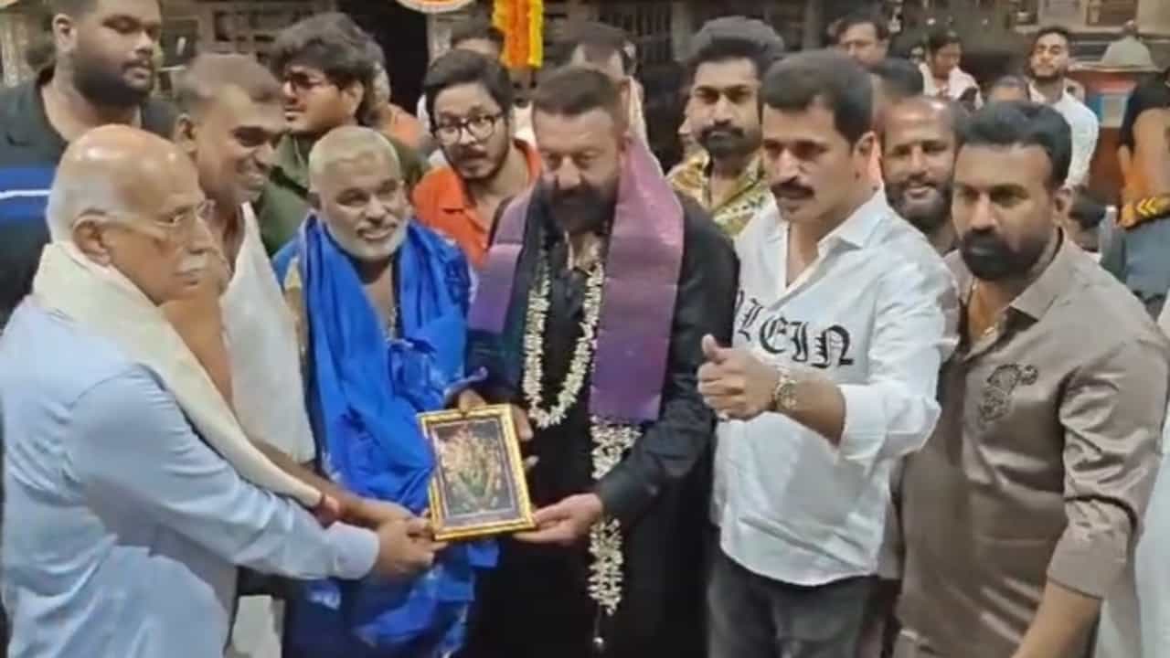 ಕಟೀಲು ದುರ್ಗಾ ಪರಮೇಶ್ವರಿ ದೇವಾಲಯಕ್ಕೆ ಬಂದ ಬಾಲಿವುಡ್ ಬಾಬ ಕಟೀಲು ದುರ್ಗಾ ಪರಮೇಶ್ವರಿ ದೇವಾಲಯಕ್ಕೆ ಬಂದ ಬಾಲಿವುಡ್ ಬಾಬ