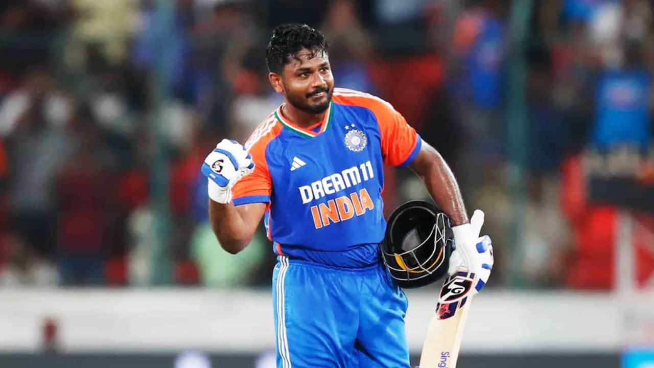 ಬಾಂಗ್ಲಾದೇಶ್ ವಿರುದ್ಧದ ಮೂರನೇ ಟಿ20 ಪಂದ್ಯದಲ್ಲಿ ಭರ್ಜರಿ ಶತಕ ಸಿಡಿಸುವ ಮೂಲಕ ಸಂಜು ಸ್ಯಾಮ್ಸನ್ ಹಲವು ದಾಖಲೆಗಳನ್ನು ನಿರ್ಮಿಸಿದ್ದಾರೆ. ಹೈದರಾಬಾದ್ನ ರಾಜೀವ್ ಗಾಂಧಿ ಇಂಟರ್ನ್ಯಾಷನಲ್ ಸ್ಟೇಡಿಯಂನಲ್ಲಿ ನಡೆದ ಈ ಪಂದ್ಯದಲ್ಲಿ ಆರಂಭಿಕನಾಗಿ ಕಣಕ್ಕಿಳಿದ ಸ್ಯಾಮ್ಸನ್ ಸ್ಪೋಟಕ ಬ್ಯಾಟಿಂಗ್ ಪ್ರದರ್ಶಿಸಿದ್ದರು.