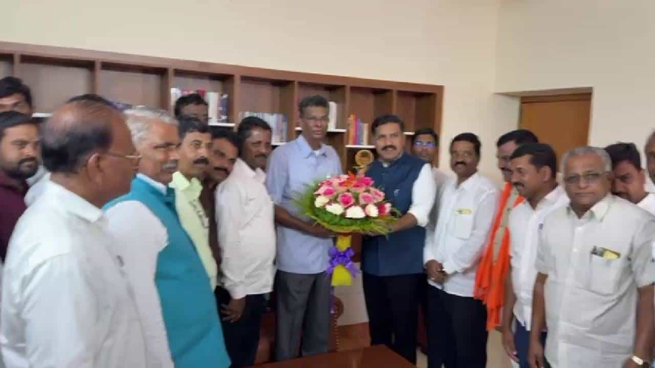 ವಿಜಯೇಂದ್ರ-ಸತೀಶ್ ಜಾರಕಿಹೊಳಿ ದಿಢೀರ್ ಭೇಟಿ: ರಾಜ್ಯ ರಾಜಕಾರಣದಲ್ಲಿ ಮಹತ್ವದ ಬೆಳವಣಿಗೆ ವಿಜಯೇಂದ್ರ-ಸತೀಶ್ ಜಾರಕಿಹೊಳಿ ದಿಢೀರ್ ಭೇಟಿ: ರಾಜ್ಯ ರಾಜಕಾರಣದಲ್ಲಿ ಮಹತ್ವದ ಬೆಳವಣಿಗೆ