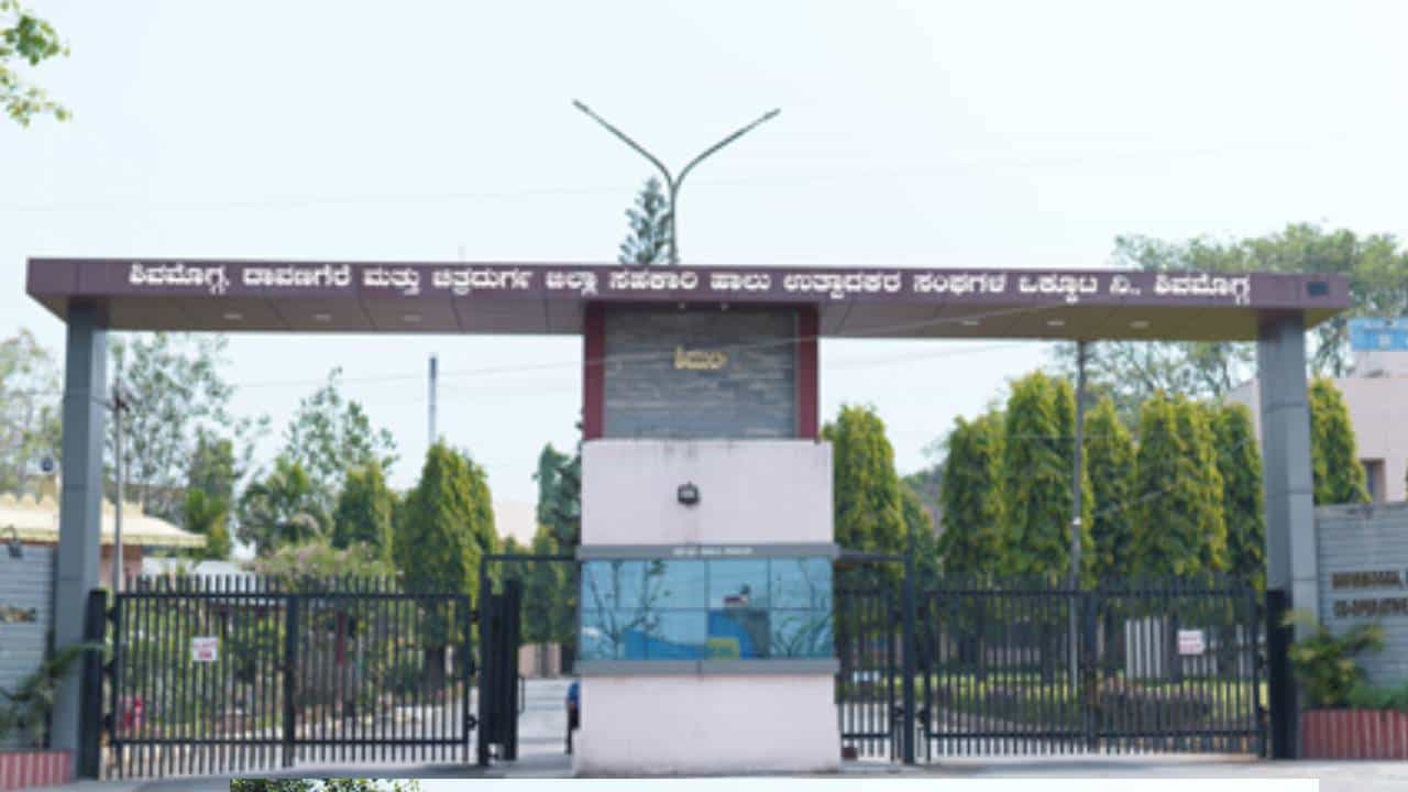 ಸಂಕಷ್ಟದಲ್ಲಿರುವ ರೈತರಿಗೆ ಶಾಕ್ ನೀಡಿದ ಶಿಮುಲ್: ಪ್ರತಿ ಲೀಟರ್ ಹಾಲಿನ ಮೇಲೆ 90 ಪೈಸೆ ಇಳಿಕೆ ಸಂಕಷ್ಟದಲ್ಲಿರುವ ರೈತರಿಗೆ ಶಾಕ್ ನೀಡಿದ ಶಿಮುಲ್: ಪ್ರತಿ ಲೀಟರ್ ಹಾಲಿನ ಮೇಲೆ 90 ಪೈಸೆ ಇಳಿಕೆ