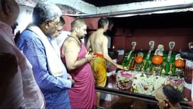 ಹಾಸನಾಂಬೆಗೆ ಖಡ್ಗಮಾಲಾ ಸ್ತೋತ್ರ ಅರ್ಚನೆ ಮಾಡಿಸಿದ ಸಿಎಂ ಸಿದ್ದರಾಮಯ್ಯ ಹಾಸನಾಂಬೆಗೆ ಖಡ್ಗಮಾಲಾ ಸ್ತೋತ್ರ ಅರ್ಚನೆ ಮಾಡಿಸಿದ ಸಿಎಂ ಸಿದ್ದರಾಮಯ್ಯ