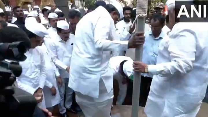ತ್ರಿವರ್ಣ ಧ್ವಜ ಹಿಡಿದ ಕೈಯಲ್ಲೇ ಸಿಎಂ ಸಿದ್ದರಾಮಯ್ಯನ ಶೂ ಬಿಚ್ಚಿದ ಕಾಂಗ್ರೆಸ್ ಕಾರ್ಯಕರ್ತ ತ್ರಿವರ್ಣ ಧ್ವಜ ಹಿಡಿದ ಕೈಯಲ್ಲೇ ಸಿಎಂ ಸಿದ್ದರಾಮಯ್ಯನ ಶೂ ಬಿಚ್ಚಿದ ಕಾಂಗ್ರೆಸ್ ಕಾರ್ಯಕರ್ತ