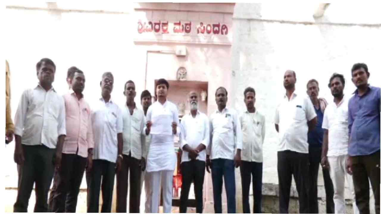 ಸಿಂದಗಿ ವಿರಕ್ತ ಮಠದ 1.28 ಎಕರೆ ಜಾಗ ವಕ್ಫ್ ಬೋರ್ಡ್ ಎಂದು ನೋಂದಣಿ! ಭುಗಿಲೆದ್ದ ಆಕ್ರೋಶ ಸಿಂದಗಿ ವಿರಕ್ತ ಮಠದ 1.28 ಎಕರೆ ಜಾಗ ವಕ್ಫ್ ಬೋರ್ಡ್ ಎಂದು ನೋಂದಣಿ! ಭುಗಿಲೆದ್ದ ಆಕ್ರೋಶ