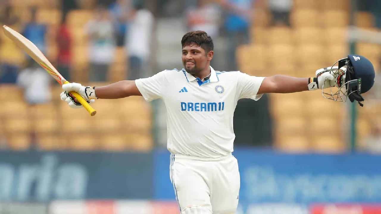 ಮೊದಲ ಇನಿಂಗ್ಸ್ನಲ್ಲಿ ಸೊನ್ನೆ... ಎರಡನೇ ಇನಿಂಗ್ಸ್ನಲ್ಲಿ ಸೆಂಚುರಿ... ಬೆಂಗಳೂರಿನ ಚಿನ್ನಸ್ವಾಮಿ ಸ್ಟೇಡಿಯಂನಲ್ಲಿ ನಡೆಯುತ್ತಿರುವ ನ್ಯೂಝಿಲೆಂಡ್ ವಿರುದ್ಧದ ಮೊದಲ ಟೆಸ್ಟ್ ಪಂದ್ಯದಲ್ಲಿ ಸರ್ಫರಾಝ್ ಖಾನ್ ವಿಶೇಷ ದಾಖಲೆ ಬರೆದಿದ್ದಾರೆ. ಅದು ಸಹ ಶೂನ್ಯ-ಶತಕದೊಂದಿಗೆ ಎಂಬುದು ವಿಶೇಷ.