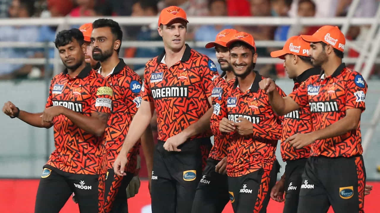 ಸನ್ರೈಸರ್ಸ್ ಫ್ರಾಂಚೈಸಿ, ಮೆಗಾ ಹರಾಜಿಗೂ ಮುನ್ನ ತಂಡದಲ್ಲಿ ಯಾರನ್ನು ಉಳಿಸಿಕೊಳ್ಳಲಿದೆ ಎಂಬುದನ್ನು ನೋಡಲು ಅಭಿಮಾನಿಗಳು ಕಾತುರರಾಗಿದ್ದರು. ಅದರಂತೆ ಇದೀಗ ಬಿಸಿಸಿಐ ನೀಡಿದ ಗಡುವಿಗೂ ಮುನ್ನ ಉಳಿಸಿಕೊಂಡ ಆಟಗಾರರ ಪಟ್ಟಿಯನ್ನು ಬಿಡುಗಡೆ ಮಾಡಿರುವ ಕಾವ್ಯ ಮಾರನ್ ಒಡೆತನದ ಹೈದರಬಾದ್ ಈ ಬಾರಿ 5 ಆಟಗಾರರನ್ನು ಉಳಿಸಿಕೊಳ್ಳಲು ನಿರ್ಧರಿಸಿದೆ.