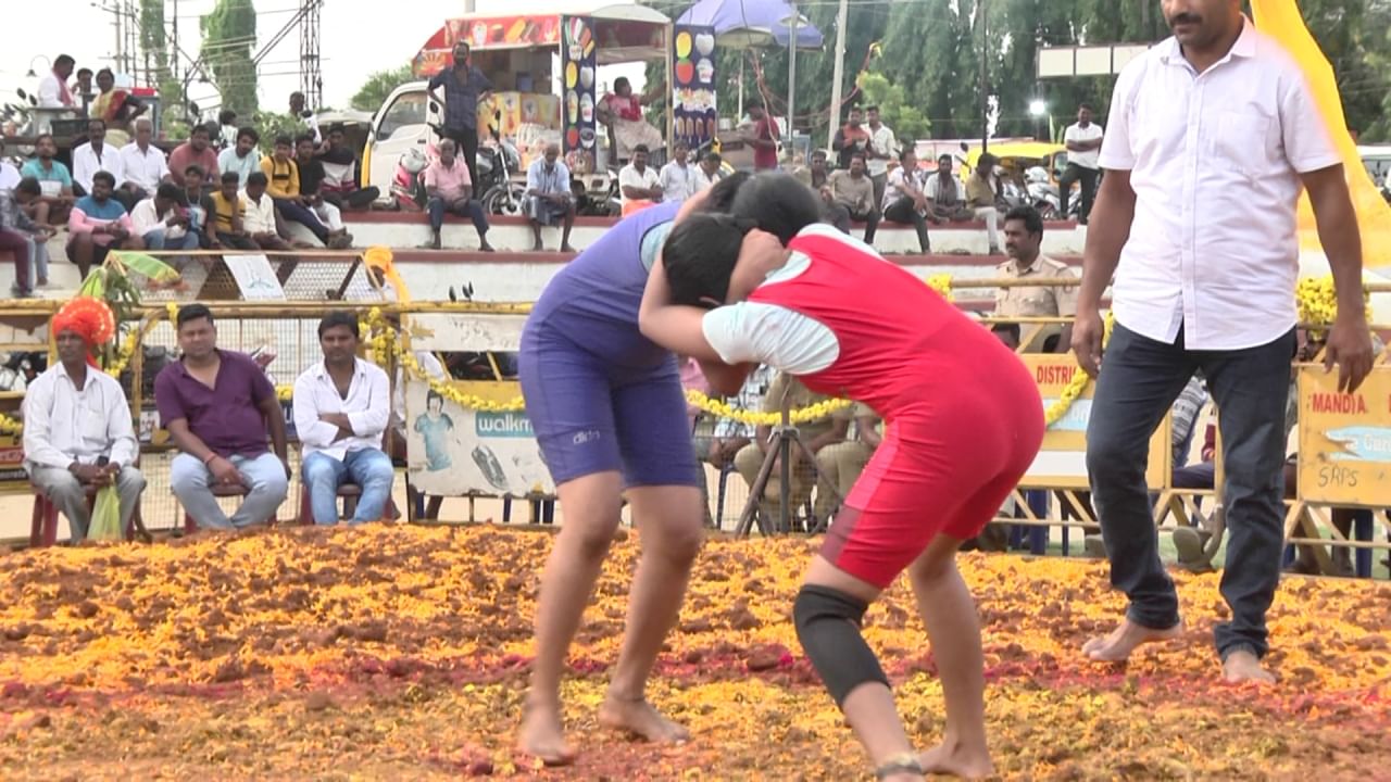 ಇನ್ನು ಕುಸ್ತಿ ಪಂದ್ಯಾವಳಿಗೆ ಈಗಾಗಲೇ ಶ್ರೀರಂಗಪಟ್ಟಣ ಸಾಕಷ್ಟು ಹೆಸರು ಮಾಡಿದೆ. ವರ್ಷದಲ್ಲಿ ಅನೇಕ ಬಾರಿ ಈ ರೀತಿಯ ಪಂದ್ಯಾವಳಿಗಳು ನಡೆಯುತ್ತಲೇ ಇರುತ್ತವೆ. ಹೀಗಾಗಿ ಪೈಲ್ವಾನರಿಗೆ ಸಾಕಷ್ಟು ಉತ್ತಜನೆ ನೀಡುವ ಹಿನ್ನೆಲೆಯಲ್ಲಿ ದಸರಾ ಹಬ್ಬದಲ್ಲಿ ಕುಸ್ತಿ ಕಾರ್ಯಕ್ರಮವನ್ನ ಆಯೋಜನೆ ಮಾಡಲಾಗಿದೆ ಎಂದು ಶಾಸಕ ರಮೇಶ್ ಬಂಡಿಸಿದ್ದೇಗೌಡ ತಿಳಿಸಿದ್ದಾರೆ.