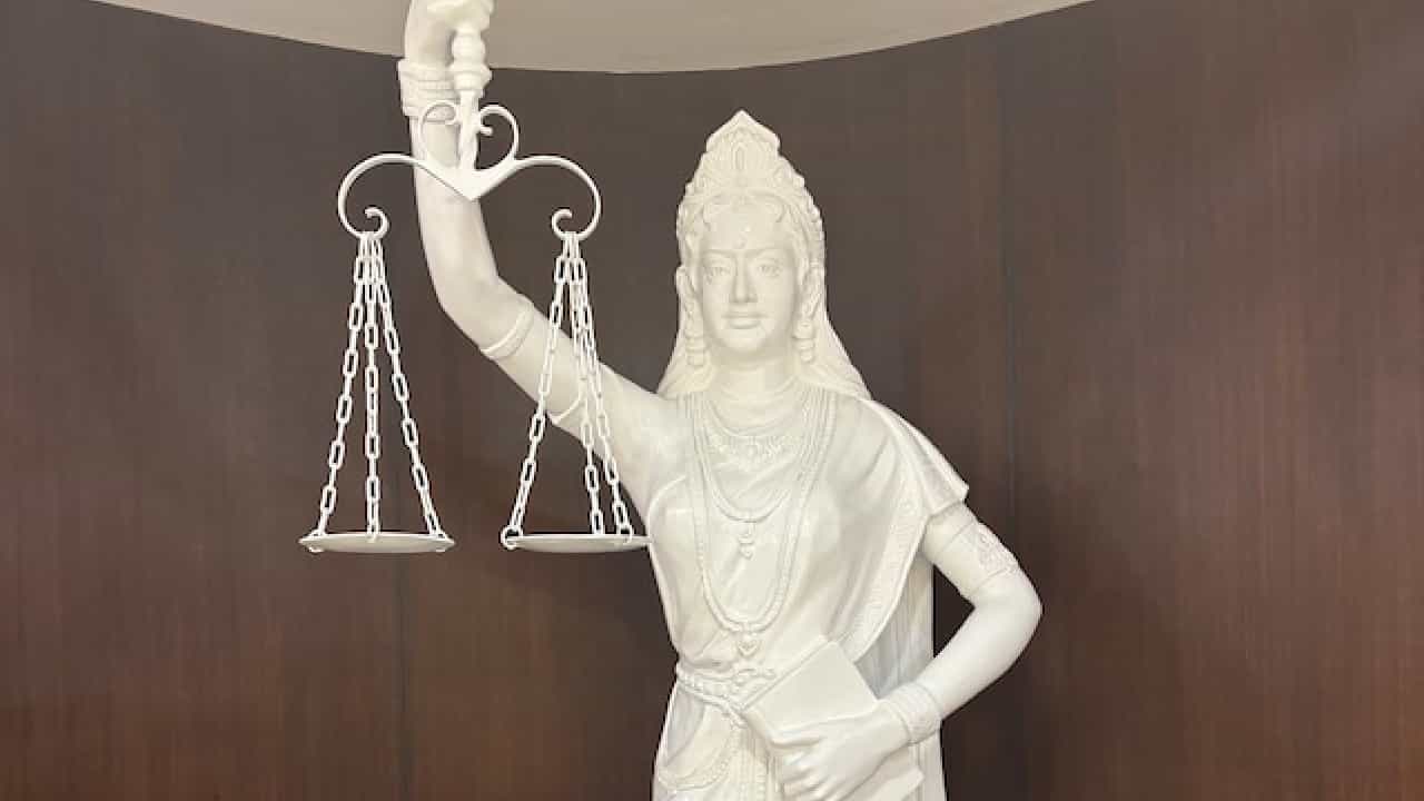 'ಕಾನೂನು ಕುರುಡಲ್ಲ'; ಸುಪ್ರೀಂ ಕೋರ್ಟ್ನಲ್ಲಿ ಕಣ್ಣು ತೆರೆದ ಹೊಸ ನ್ಯಾಯದೇವತೆ ಪ್ರತಿಮೆ ಅನಾವರಣ 'ಕಾನೂನು ಕುರುಡಲ್ಲ'; ಸುಪ್ರೀಂ ಕೋರ್ಟ್ನಲ್ಲಿ ಕಣ್ಣು ತೆರೆದ ಹೊಸ ನ್ಯಾಯದೇವತೆ ಪ್ರತಿಮೆ ಅನಾವರಣ