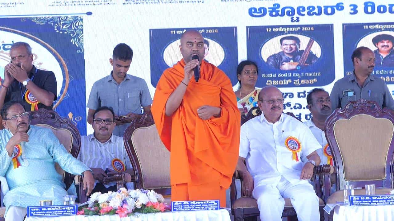 ಗೃಹ ಸಚಿವ ಪರಮೇಶ್ವರ್ಗೆ ಸಿಎಂ ಸ್ಥಾನ ಸಿಗಲಿ ಎಂದು ಪರೋಕ್ಷವಾಗಿ ನುಡಿದ ಎಲೆರಾಂಪುರ ಮಠದ ಸ್ವಾಮೀಜಿ ಗೃಹ ಸಚಿವ ಪರಮೇಶ್ವರ್ಗೆ ಸಿಎಂ ಸ್ಥಾನ ಸಿಗಲಿ ಎಂದು ಪರೋಕ್ಷವಾಗಿ ನುಡಿದ ಎಲೆರಾಂಪುರ ಮಠದ ಸ್ವಾಮೀಜಿ