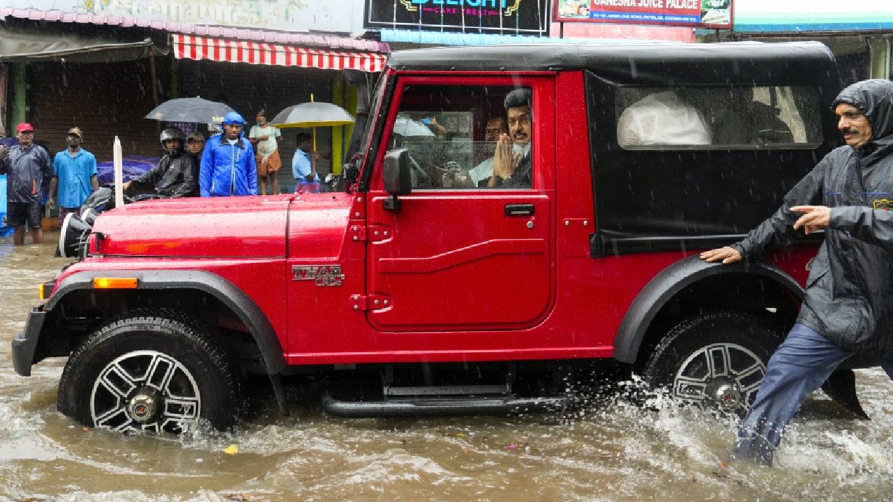Chennai Rains: ತಮಿಳುನಾಡಿನಲ್ಲಿ ಭಾರೀ ಮಳೆ; ನಾಳೆ ಶಾಲೆಗಳಿಗೆ ರಜೆ, ರೈಲು, ವಿಮಾನಗಳ ಸಂಚಾರ ರದ್ದು Chennai Rains: ತಮಿಳುನಾಡಿನಲ್ಲಿ ಭಾರೀ ಮಳೆ; ನಾಳೆ ಶಾಲೆಗಳಿಗೆ ರಜೆ, ರೈಲು, ವಿಮಾನಗಳ ಸಂಚಾರ ರದ್ದು