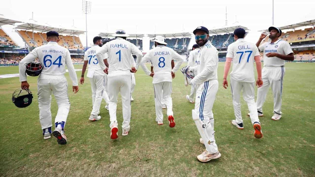 ಭಾರತ ಮತ್ತು ನ್ಯೂಝಿಲೆಂಡ್ ನಡುವಣ ಮೊದಲ ಟೆಸ್ಟ್ ಪಂದ್ಯಕ್ಕೆ ಟೀಮ್ ಇಂಡಿಯಾದ ಯುವ ದಾಂಡಿಗ ಶುಭ್ಮನ್ ಗಿಲ್ ಅಲಭ್ಯರಾಗುವ ಸಾಧ್ಯತೆಯಿದೆ. ಕತ್ತು ಮತ್ತು ಭುಜದ ನೋವಿನಿಂದ ಬಳಲುತ್ತಿರುವ ಗಿಲ್ ಬೆಂಗಳೂರಿನಲ್ಲಿ ನಡೆಯಲಿರುವ ಟೆಸ್ಟ್ ಪಂದ್ಯದಿಂದ ಹೊರಗುಳಿಯಲಿದ್ದಾರೆ ಎಂದು ವರದಿಯಾಗಿದೆ.