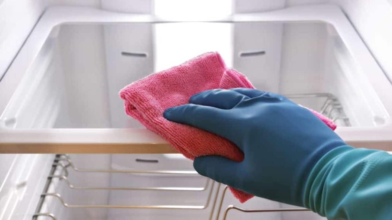Refrigerator Cleaning Tips: ಫ್ರಿಜ್ ಅನ್ನು ಎಷ್ಟು ದಿನಕ್ಕೊಮ್ಮೆ ಕ್ಲೀನ್ ಮಾಡಬೇಕು?: ಕೆಲವೇ ನಿಮಿಷಗಳಲ್ಲಿ ಸ್ವಚ್ಚಗೊಳಿಸುವುದು ಹೇಗೆ? Refrigerator Cleaning Tips: ಫ್ರಿಜ್ ಅನ್ನು ಎಷ್ಟು ದಿನಕ್ಕೊಮ್ಮೆ ಕ್ಲೀನ್ ಮಾಡಬೇಕು?: ಕೆಲವೇ ನಿಮಿಷಗಳಲ್ಲಿ ಸ್ವಚ್ಚಗೊಳಿಸುವುದು ಹೇಗೆ?