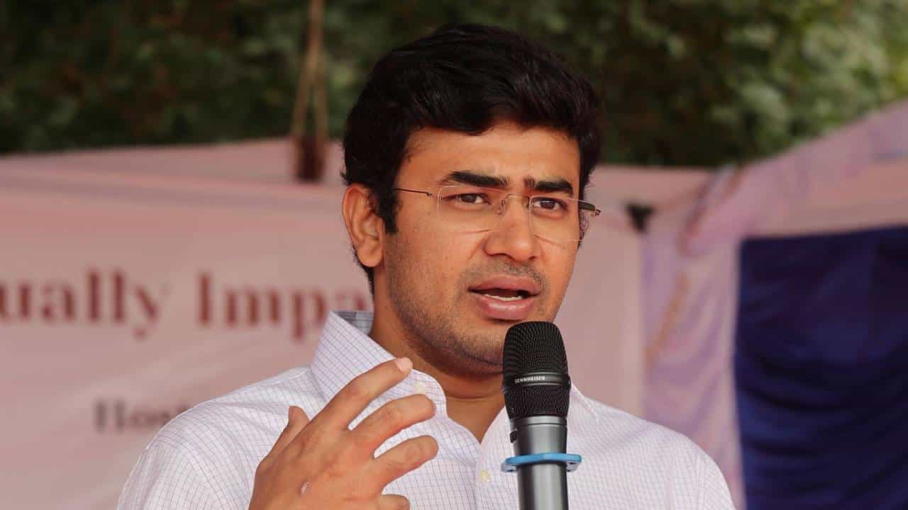 ವಿಜಯಪುರ ರೈತರ ಭೂಮಿ ವಕ್ಫ್ಗೆ?: ಸಿದ್ದರಾಮಯ್ಯನವರೇ ರಾಜ್ಯವನ್ನು ಪಾಕಿಸ್ತಾನ ಮಾಡಲು ಹೊರಟಿದ್ದೀರಾ; ತೇಜಸ್ವಿ ಸೂರ್ಯ ಕಿಡಿ ವಿಜಯಪುರ ರೈತರ ಭೂಮಿ ವಕ್ಫ್ಗೆ?: ಸಿದ್ದರಾಮಯ್ಯನವರೇ ರಾಜ್ಯವನ್ನು ಪಾಕಿಸ್ತಾನ ಮಾಡಲು ಹೊರಟಿದ್ದೀರಾ; ತೇಜಸ್ವಿ ಸೂರ್ಯ ಕಿಡಿ