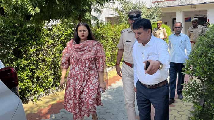 ಹತ್ತೇ ಸೆಕೆಂಡ್ನಲ್ಲಿ 5 ಬಾರಿ ಬಿಜೆಪಿ ನಾಯಕನಿಗೆ ನಮಸ್ಕಾರ ಮಾಡಿದ ಐಎಎಸ್ ಅಧಿಕಾರಿ! ಹತ್ತೇ ಸೆಕೆಂಡ್ನಲ್ಲಿ 5 ಬಾರಿ ಬಿಜೆಪಿ ನಾಯಕನಿಗೆ ನಮಸ್ಕಾರ ಮಾಡಿದ ಐಎಎಸ್ ಅಧಿಕಾರಿ!