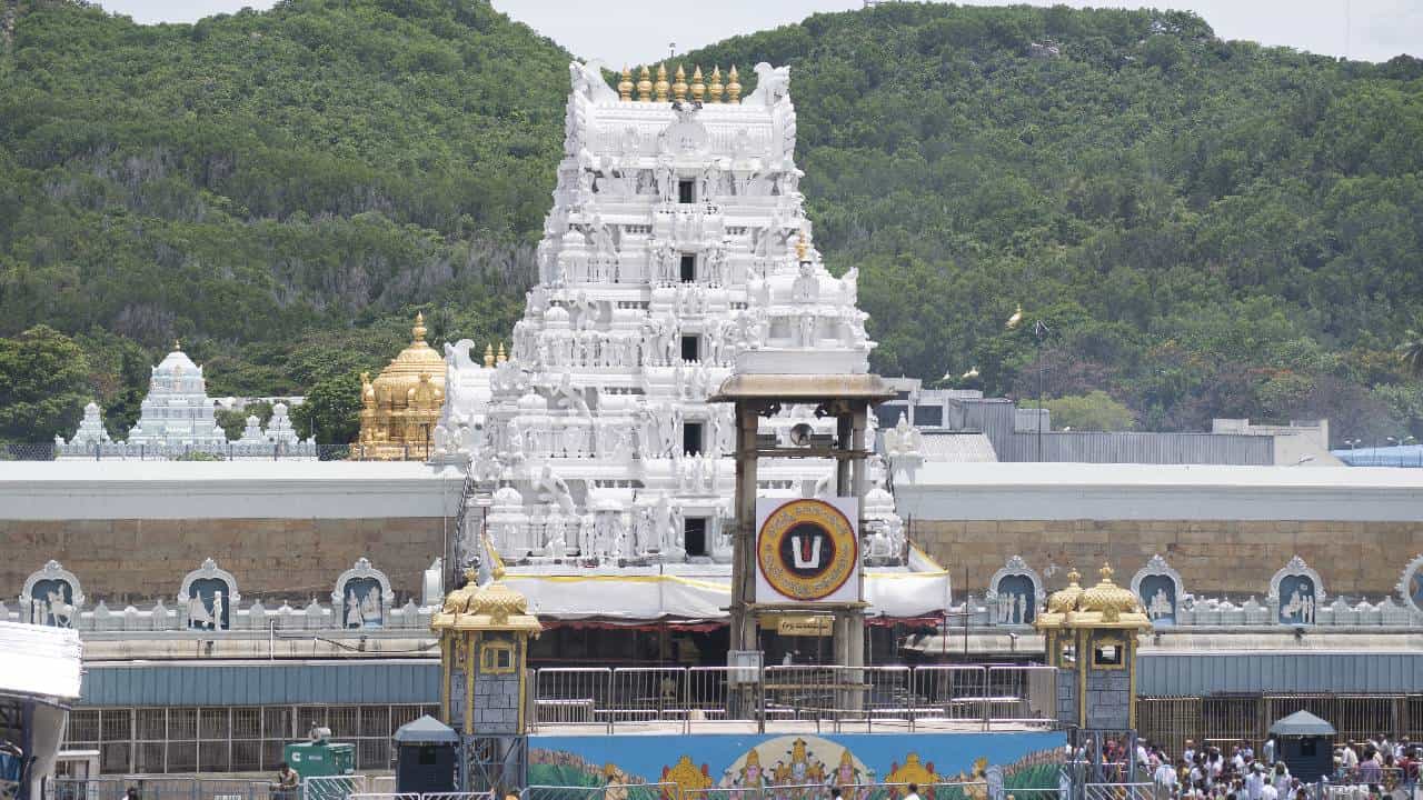 ತಿರುಪತಿ: ವಿಐಪಿ ದರ್ಶನ ಮಾಡಿಸ್ತೀನಿ ಎಂದು ಹಣ ಪಡೆದು ವಂಚನೆ, ವೈಎಸ್ಆರ್ ಕಾಂಗ್ರೆಸ್ ನಾಯಕಿ ವಿರುದ್ಧ ದೂರು ತಿರುಪತಿ: ವಿಐಪಿ ದರ್ಶನ ಮಾಡಿಸ್ತೀನಿ ಎಂದು ಹಣ ಪಡೆದು ವಂಚನೆ, ವೈಎಸ್ಆರ್ ಕಾಂಗ್ರೆಸ್ ನಾಯಕಿ ವಿರುದ್ಧ ದೂರು