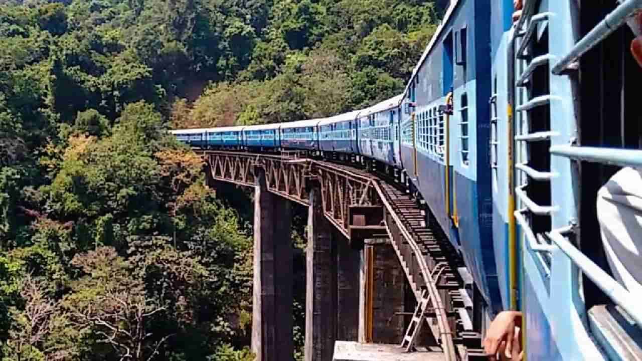 ಮಂಗಳೂರಿನಲ್ಲಿ ರೈಲು ಹಳಿ ತಪ್ಪಿಸುವ ಯತ್ನ, ಹಳಿ ಮೇಲೆ ಜಲ್ಲಿ ಕಲ್ಲು ಸುರಿದಿರುವ ಆಗಂತುಕರು