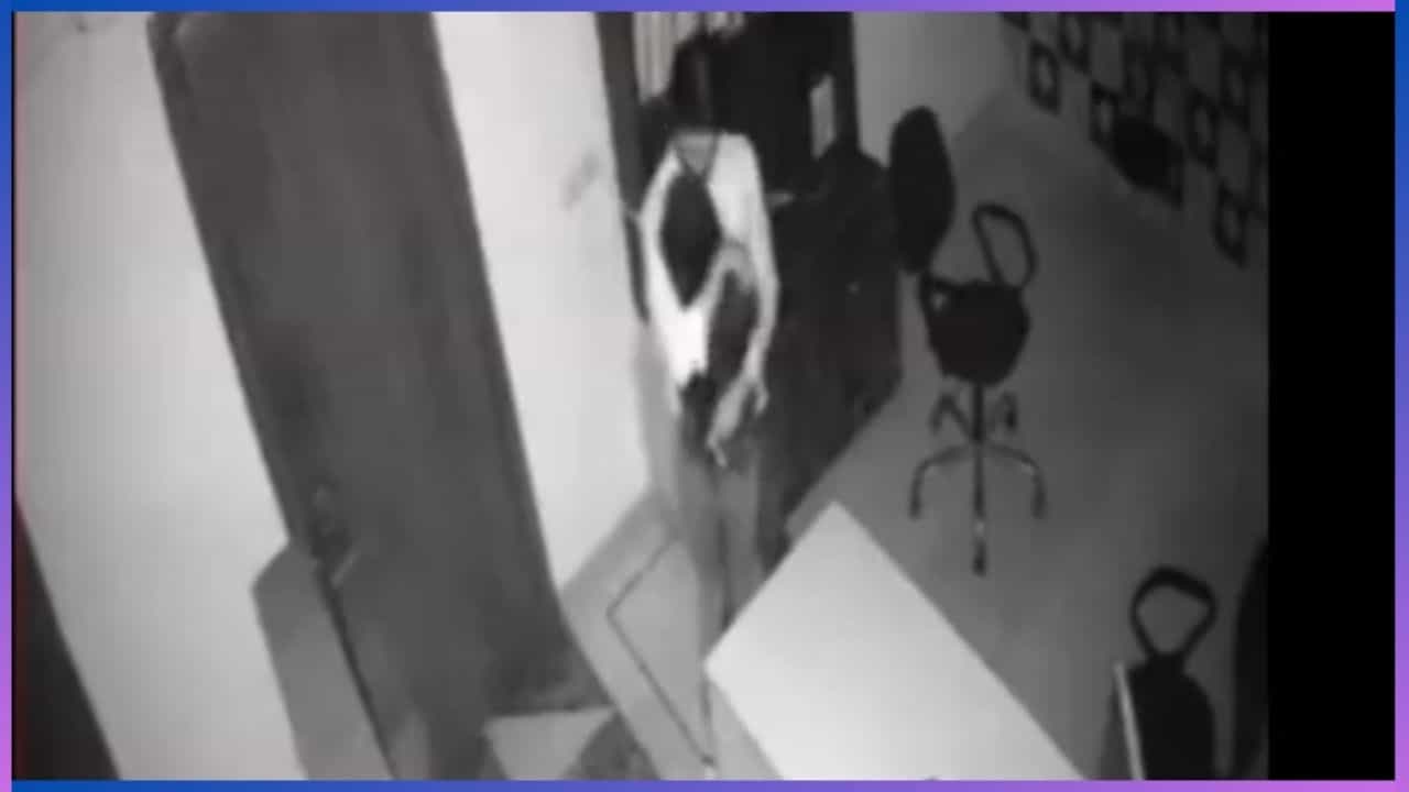 Viral: ಕೋಚಿಂಗ್ ಸೆಂಟರ್ನಲ್ಲಿ ವಿದ್ಯಾರ್ಥಿನಿಯೊಂದಿಗೆ ಬಯಾಲಜಿ ಶಿಕ್ಷಕನ ರೊಮ್ಯಾನ್ಸ್ Viral: ಕೋಚಿಂಗ್ ಸೆಂಟರ್ನಲ್ಲಿ ವಿದ್ಯಾರ್ಥಿನಿಯೊಂದಿಗೆ ಬಯಾಲಜಿ ಶಿಕ್ಷಕನ ರೊಮ್ಯಾನ್ಸ್