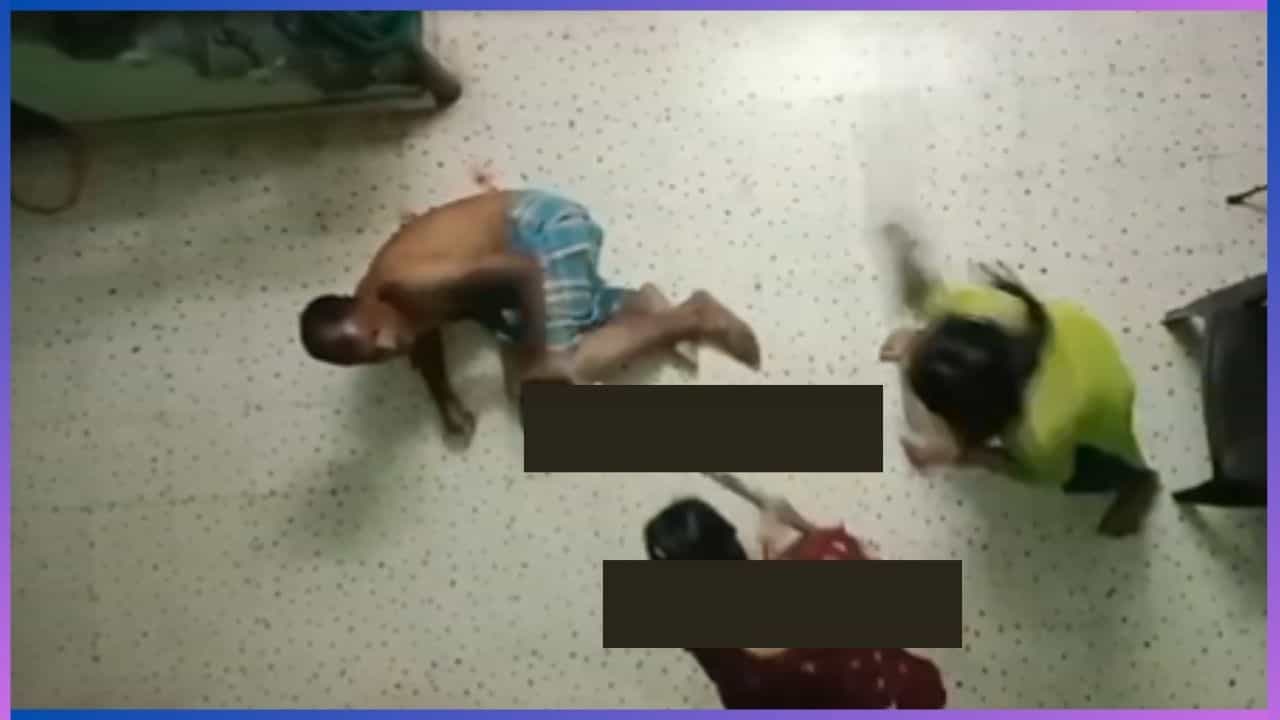 Viral: ಕೌಟುಂಬಿಕ ಕಲಹ… ಹೆಂಡತಿ-ಮಗಳಿಂದಲೇ ವ್ಯಕ್ತಿಯ ಮೇಲೆ ಅಮಾನುಷ ಹಲ್ಲೆ; ವಿಡಿಯೋ ವೈರಲ್ Viral: ಕೌಟುಂಬಿಕ ಕಲಹ… ಹೆಂಡತಿ-ಮಗಳಿಂದಲೇ ವ್ಯಕ್ತಿಯ ಮೇಲೆ ಅಮಾನುಷ ಹಲ್ಲೆ; ವಿಡಿಯೋ ವೈರಲ್