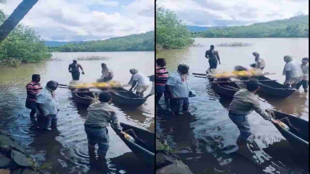 ಉಮಳೆಜೂಗ್ ದ್ವೀಪ ಗ್ರಾಮ: ಮೃತದೇಹವನ್ನು ದೋಣಿಯಲ್ಲಿ ಕೊಂಡೊಯ್ದು ಅಂತ್ಯಕ್ರಿಯೆ