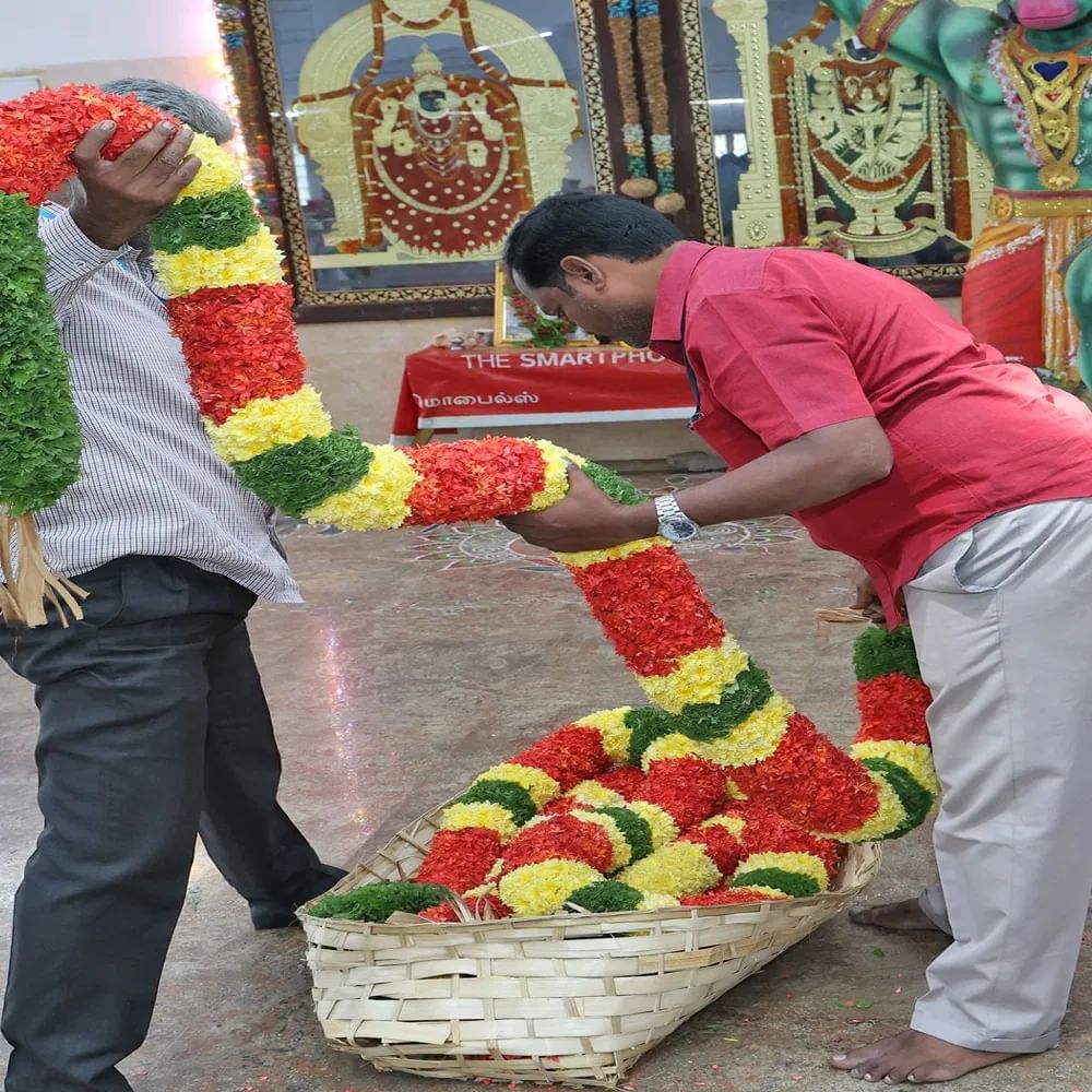 ಶಿಖಾಮಣಿ: ಶಿಖಾಮಣಿ ಎಂದರೆ ಕಿರೀಟದ ಮೇಲ್ಭಾಗದಿಂದ ಎರಡು ಭುಜಗಳವರೆಗೆ ಅಲಂಕರಿಸಲ್ಪಟ್ಟ ಏಕೈಕ ಹೂವಿನ ದಂಡ. ಇದು ಎಂಟು ಮೊಳ ಉದ್ದದ ಹೂವಿನ ದಂಡ. ಸಾಲಿಗ್ರಾಮ ಪುಷ್ಪಮಾಲೆ: ಶ್ರೀವಾರಿಯ ಭುಜಗಳಿಂದ ಪಾದದವರೆಗೆ ಎರಡೂ ಬದಿಗಳಲ್ಲಿ ಸಾಲಿಗ್ರಾಮದ ಉದ್ದಕ್ಕೂ ಹೂವಿನ ಹಾರಗಳು ನೇತಾಡುತ್ತವೆ. ಈ ಎರಡೂ ಮಾಲೆಗಳು ಅಲ್ಲದೆ ಪ್ರತಿಯೊಂದೂ ಸರಿಸುಮಾರು 4 ಮೊಳ ಉದ್ದವಿರುತ್ತೆ.
