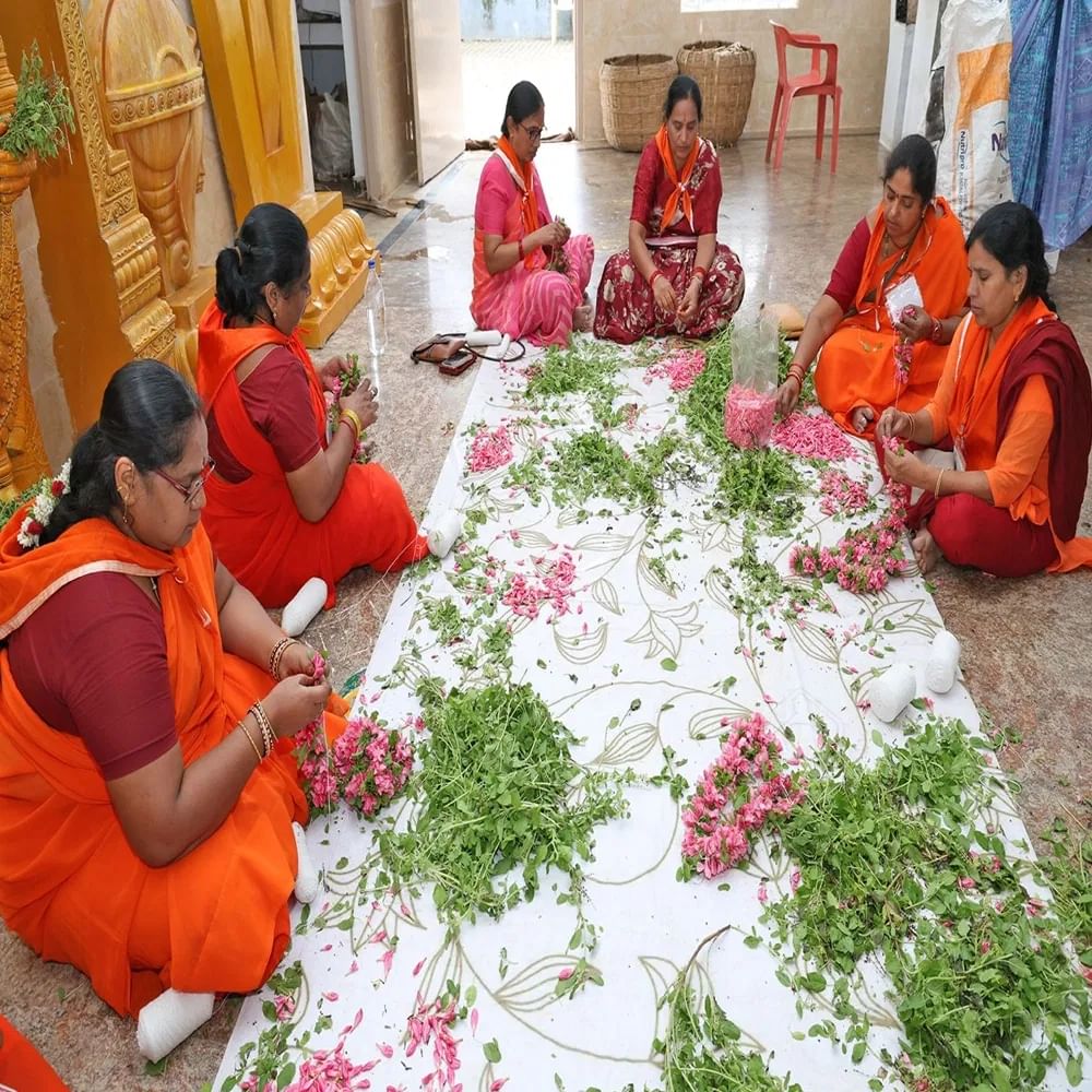 ತಿರುಪತಿ ತಿಮ್ಮಪ್ಪನಿಗೆ ಸಲ್ಲಿಸಿಸುವ ಹಲವಾರು ಸೇವೆಗಳಲ್ಲಿ ಪುಷ್ಪಾರ್ಚನೆ ಅತ್ಯಂತ ಪ್ರಿಯವಾದುದು. ಪುರಾತನ ತಮಿಳು ಪುಸ್ತಕಗಳಲ್ಲಿ ಇದನ್ನು ಪವಿತ್ರ ಆಚರಣೆಗಳೆಂದು ತಿರುವಾಯಿ ಮೊಲ್ಹಿ ಎಂದು ಉಲ್ಲೇಖಿಸಲಾಗಿದೆ. ಅರ್ಚಕರು ಸ್ವಾಮಿಯ ದೇವಾಲಯವನ್ನು ವಿವಿಧ ರೀತಿಯ ಪರಿಮಳಯುಕ್ತ ಹೂವುಗಳಿಂದ ಅಲಂಕರಿಸುತ್ತಾರೆ ಮತ್ತು ದೇವರಿಗೆ ಅನೇಕ ಹೂವಿನ ಹಾರಗಳನ್ನು ಅರ್ಪಿಸುತ್ತಾರೆ.