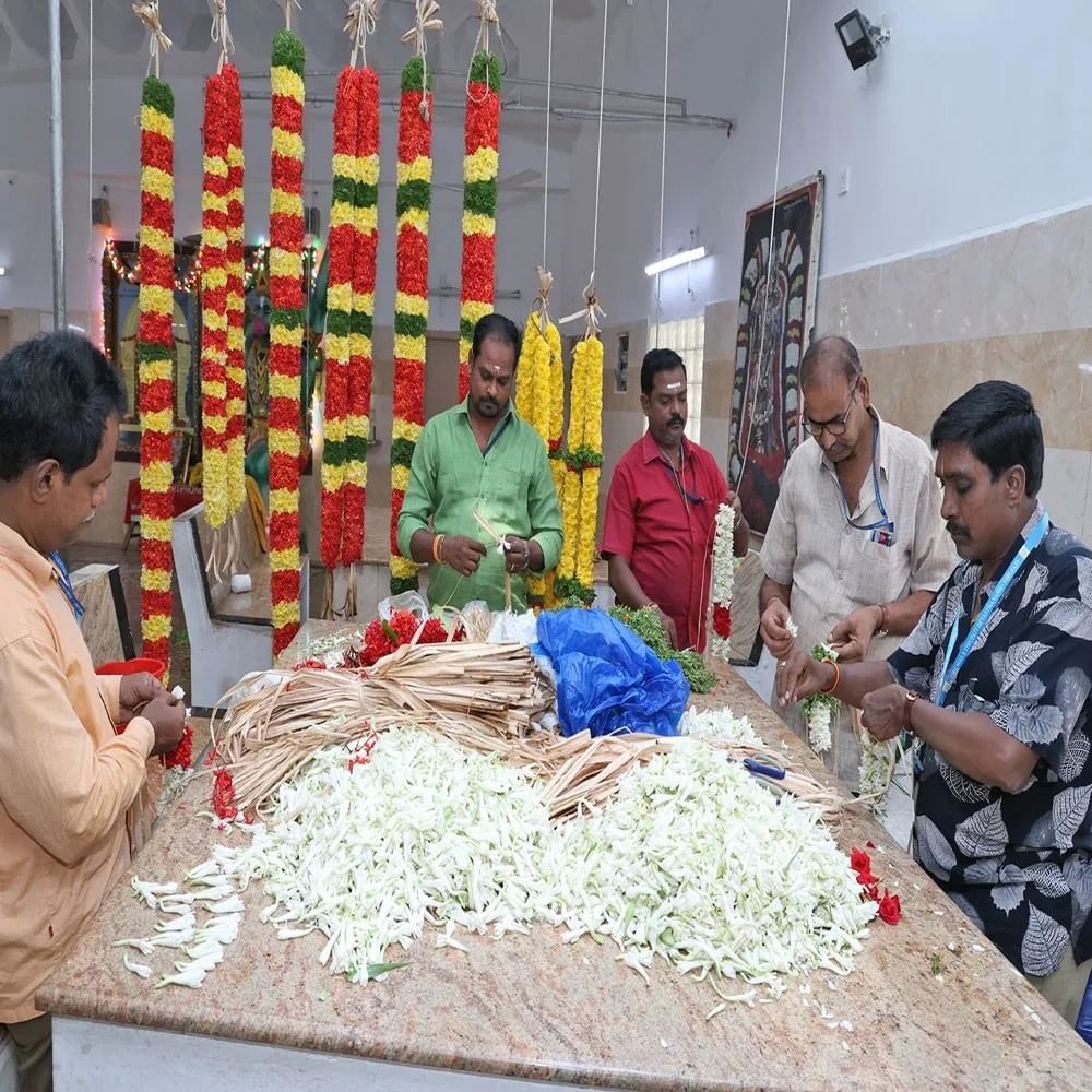 ಶ್ರೀನಿವಾಸನಿಗೆ ಸಲ್ಲಿಸುವ ಹಲವಾರು ಸೇವೆಗಳಲ್ಲಿ ಪುಷ್ಪಾರ್ಚನೆ ಅತ್ಯಂತ ಪ್ರಿಯವಾಗಿದೆ. ಪುರಾತನ ತಮಿಳು ಪುಸ್ತಕಗಳಲ್ಲಿ ಇದನ್ನು ಪವಿತ್ರ ಆಚರಣೆಗಳೆಂದು ತಿರುವಾಯಿ ಮೊಲ್ಹಿ ಎಂದು ಉಲ್ಲೇಖಿಸಲಾಗಿದೆ. ಅರ್ಚಕರು ಸ್ವಾಮಿಯ ದೇವಾಲಯವನ್ನು ವಿವಿಧ ರೀತಿಯ ಪರಿಮಳಯುಕ್ತ ಹೂವುಗಳಿಂದ ಅಲಂಕರಿಸುತ್ತಾರೆ ಮತ್ತು ದೇವರಿಗೆ ಅನೇಕ ಹೂವಿನ ಹಾರಗಳನ್ನು ಅರ್ಪಿಸುತ್ತಾರೆ.
