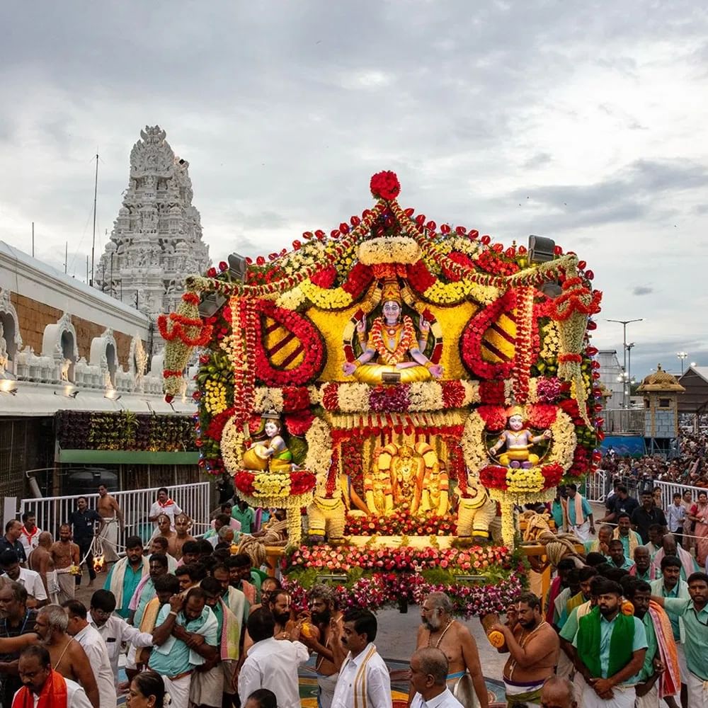 ತಿರುವಡಿ ಹೂ ದಂಡಗಳು: ತಿರುಪತಿ ತಿಮ್ಮಪ್ಪನ ಪಾದದ ಸುತ್ತ ಅಲಂಕೃತವಾಗಿರುವ ಎರಡು ಹೂ ದಂಡಗಳೇ ತಿರುವಡಿ ಹೂ ದಂಡಗಳು. ಒಂದೊಂದು ತಲಾ ಒಂದು ಮೊಳವಿರುತ್ತದೆ. ಪ್ರತಿ ಗುರುವಾರ ನಡೆಯುವ ಪೂಳಂಗಿ ಸೇವೆಯಲ್ಲಿ ಮಾತ್ರವೇ ಈ ಹೂ ಅಲಂಕಾರ ನಡೆಯುತ್ತದೆ. ಸ್ವಾಮಿಯ ಮೂಲ ವಿಗ್ರಹಕ್ಕೆ ಹಾಕಿರುವ ಎಲ್ಲ ಆಭರಣಗಳನ್ನು ತೆಗೆದು ಈ ಹೂ ಹಾರಗಳನ್ನು ಸ್ವಾಮಿಯ ವಿಗ್ರಹದುದ್ದಕ್ಕೂ ಅಲಂಕರಿಸಲಾಗುತ್ತದೆ.