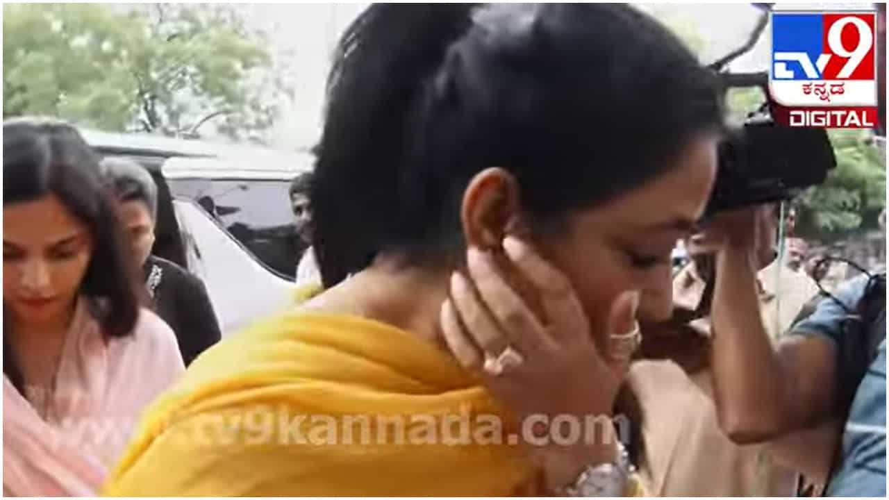 ದರ್ಶನ್ಗೆ ಬೆನ್ನು ನೋವು; ಪತಿಯನ್ನು ನೋಡಲು ಜೈಲಿಗೆ ಬಂದ ವಿಜಯಲಕ್ಷ್ಮೀ ದರ್ಶನ್ಗೆ ಬೆನ್ನು ನೋವು; ಪತಿಯನ್ನು ನೋಡಲು ಜೈಲಿಗೆ ಬಂದ ವಿಜಯಲಕ್ಷ್ಮೀ