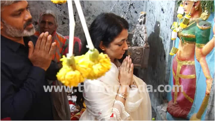 ದರ್ಶನ್ ಜಾಮೀನು ಪಡೆದ ಬಳಿಕ ಬಳ್ಳಾರಿ ದುರ್ಗಾದೇವಿಗೆ ಪೂಜೆ ಸಲ್ಲಿಸಿದ ವಿಜಯಲಕ್ಷ್ಮಿ ದರ್ಶನ್ ಜಾಮೀನು ಪಡೆದ ಬಳಿಕ ಬಳ್ಳಾರಿ ದುರ್ಗಾದೇವಿಗೆ ಪೂಜೆ ಸಲ್ಲಿಸಿದ ವಿಜಯಲಕ್ಷ್ಮಿ