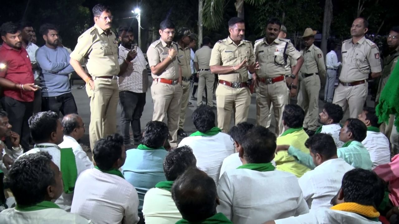 ವಿಜಯಪುರ: ಅಂತ್ಯಸಂಸ್ಕಾರಕ್ಕೆಂದು ತುಸು ಜಾಗ ನೀಡಿದ್ದರೆ ಇಡೀ ಆಸ್ತಿಯನ್ನೇ ಕಬಳಿಸಿದ ವಕ್ಫ್! ವಿಜಯಪುರ: ಅಂತ್ಯಸಂಸ್ಕಾರಕ್ಕೆಂದು ತುಸು ಜಾಗ ನೀಡಿದ್ದರೆ ಇಡೀ ಆಸ್ತಿಯನ್ನೇ ಕಬಳಿಸಿದ ವಕ್ಫ್!