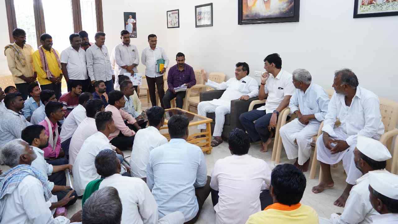 ವಿಜಯಪುರದಲ್ಲಿ ರೈತರ ಜಮೀನು ವಕ್ಫ್ ಬೋರ್ಡ್ಗೆ ಸೇರಿಸುವ ಹುನ್ನಾರ: ಆತಂಕಗೊಂಡ ಅನ್ನದಾತರು ವಿಜಯಪುರದಲ್ಲಿ ರೈತರ ಜಮೀನು ವಕ್ಫ್ ಬೋರ್ಡ್ಗೆ ಸೇರಿಸುವ ಹುನ್ನಾರ: ಆತಂಕಗೊಂಡ ಅನ್ನದಾತರು