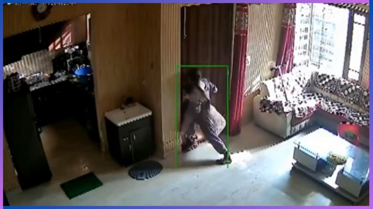 Viral: ಮನೆಗೆ ನುಗ್ಗಲು ಯತ್ನಿಸಿದ ದರೋಡೆಕೋರರನ್ನು ಏಕಾಂಗಿಯಾಗಿ ತಡೆದು ನಿಲ್ಲಿಸಿದ ದಿಟ್ಟ ಮಹಿಳೆ Viral: ಮನೆಗೆ ನುಗ್ಗಲು ಯತ್ನಿಸಿದ ದರೋಡೆಕೋರರನ್ನು ಏಕಾಂಗಿಯಾಗಿ ತಡೆದು ನಿಲ್ಲಿಸಿದ ದಿಟ್ಟ ಮಹಿಳೆ