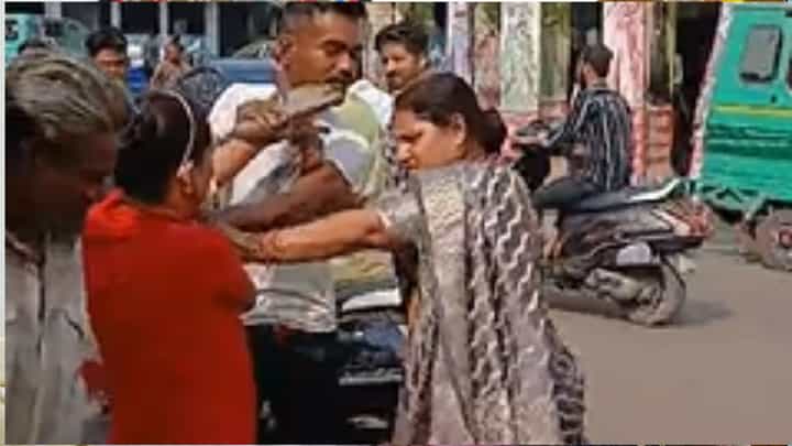 20 ರೂಪಾಯಿಗಾಗಿ ಜಗಳ; ರಿಕ್ಷಾ ಚಾಲಕನಿಗೆ ಚಪ್ಪಲಿಯಲ್ಲಿ ಹೊಡೆದ ಮಹಿಳೆ 20 ರೂಪಾಯಿಗಾಗಿ ಜಗಳ; ರಿಕ್ಷಾ ಚಾಲಕನಿಗೆ ಚಪ್ಪಲಿಯಲ್ಲಿ ಹೊಡೆದ ಮಹಿಳೆ