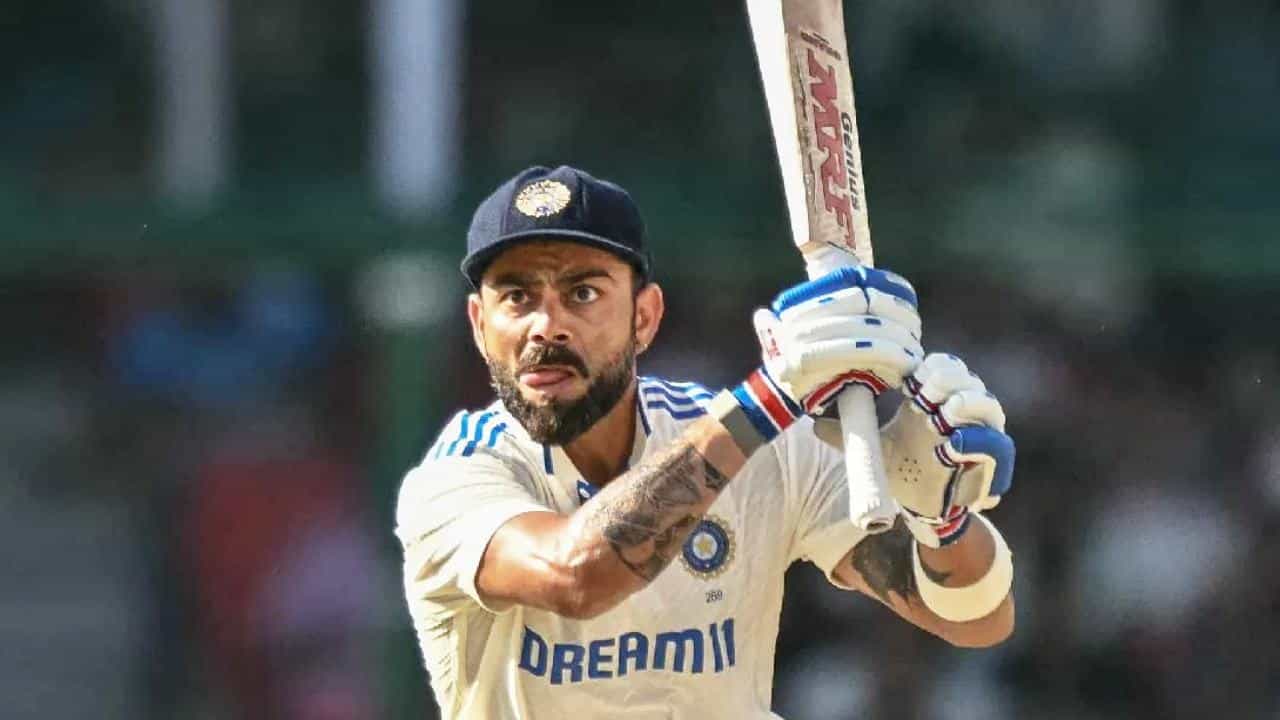 ಬಾಂಗ್ಲಾದೇಶ್ ವಿರುದ್ಧ ನಡೆದ ಎರಡನೇ ಟೆಸ್ಟ್ ಪಂದ್ಯದಲ್ಲಿ 8 ಫೋರ್ಗಳನ್ನು ಬಾರಿಸುವ ಮೂಲಕ ವಿರಾಟ್ ಕೊಹ್ಲಿ (Virat Kohli) ವಿಶೇಷ ದಾಖಲೆ ಪಟ್ಟಿಗೆ ಸೇರಿದ್ದಾರೆ. ಈ ಪಂದ್ಯದ ಮೊದಲ ಇನಿಂಗ್ಸ್ನಲ್ಲಿ 35 ಎಸೆತಗಳನ್ನು ಎದುರಿಸಿದ ಕೊಹ್ಲಿ 4 ಫೋರ್ ಹಾಗೂ 1 ಸಿಕ್ಸ್ನೊಂದಿಗೆ 47 ರನ್ ಬಾರಿಸಿದ್ದರು. ಇನ್ನು ದ್ವಿತೀಯ ಇನಿಂಗ್ಸ್ನಲ್ಲಿ 37 ಎಸೆತಗಳಲ್ಲಿ 4 ಫೋರ್ಗಳೊಂದಿಗೆ ಅಜೇಯ 29 ರನ್ ಕಲೆಹಾಕಿದ್ದರು.