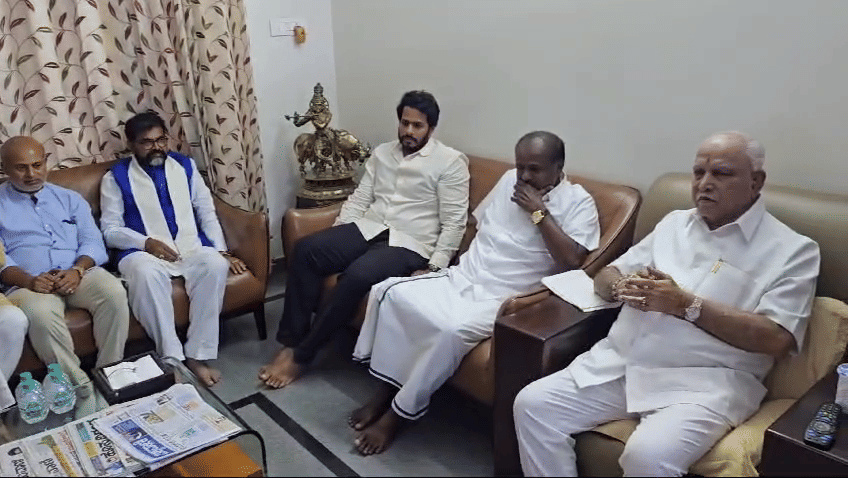 ಚನ್ನಪಟ್ಟಣ ಬೈ ಎಲೆಕ್ಷನ್: ಕೊನೆಗೂ ಬಿಜೆಪಿ-ಜೆಡಿಎಸ್ ಮೈತ್ರಿ ಅಭ್ಯರ್ಥಿ ಘೋಷಣೆ ಚನ್ನಪಟ್ಟಣ ಬೈ ಎಲೆಕ್ಷನ್: ಕೊನೆಗೂ ಬಿಜೆಪಿ-ಜೆಡಿಎಸ್ ಮೈತ್ರಿ ಅಭ್ಯರ್ಥಿ ಘೋಷಣೆ