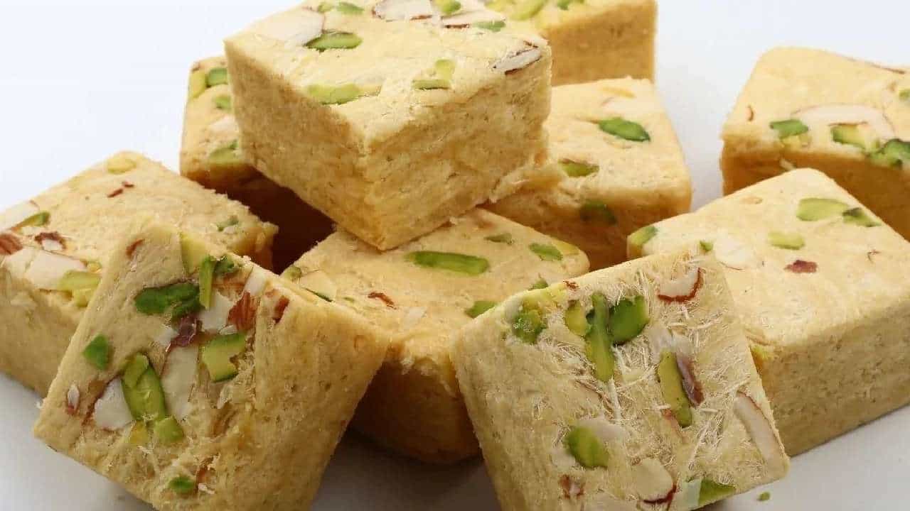 Soan Papdi: ಸೋನ್ ಪಾಪ್ಡಿ ಮೊದಲು ತಯಾರಿಸಿದ್ದು ಎಲ್ಲಿ? ಇತಿಹಾಸದ ಬಗ್ಗೆ ಇಲ್ಲಿದೆ ಮಾಹಿತಿ Soan Papdi: ಸೋನ್ ಪಾಪ್ಡಿ ಮೊದಲು ತಯಾರಿಸಿದ್ದು ಎಲ್ಲಿ? ಇತಿಹಾಸದ ಬಗ್ಗೆ ಇಲ್ಲಿದೆ ಮಾಹಿತಿ