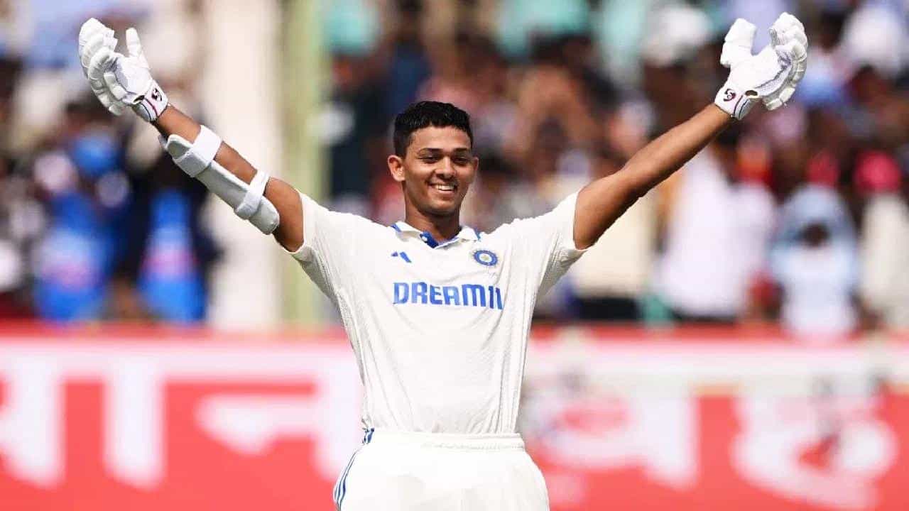 ನ್ಯೂಝಿಲೆಂಡ್ ವಿರುದ್ಧದ ದ್ವಿತೀಯ ಟೆಸ್ಟ್ ಪಂದ್ಯದ ದ್ವಿತೀಯ ಇನಿಂಗ್ಸ್ನಲ್ಲಿ ಟೀಮ್ ಇಂಡಿಯಾದ ಯುವ ಆರಂಭಿಕ ಆಟಗಾರ ಯಶಸ್ವಿ ಜೈಸ್ವಾಲ್ 3 ಭರ್ಜರಿ ಸಿಕ್ಸ್ ಸಿಡಿಸಿದ್ದಾರೆ. ಈ ಸಿಕ್ಸರ್ಗಳೊಂದಿಗೆ ಜೈಸ್ವಾಲ್ ಅಪರೂಪದ ದಾಖಲೆಯೊಂದನ್ನು ತಮ್ಮದಾಗಿಸಿಕೊಂಡಿದ್ದಾರೆ.