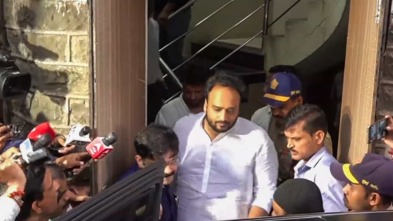 ನನ್ನ ಕುಟುಂಬ ಒಡೆದು ಹೋಗಿದೆ: ನ್ಯಾಯಕ್ಕಾಗಿ ಬಾಬಾ ಸಿದ್ದಿಕ್ ಪುತ್ರ ಜೀಶಾನ್ ಸಿದ್ದಿಕ್ ಆಗ್ರಹ ನನ್ನ ಕುಟುಂಬ ಒಡೆದು ಹೋಗಿದೆ: ನ್ಯಾಯಕ್ಕಾಗಿ ಬಾಬಾ ಸಿದ್ದಿಕ್ ಪುತ್ರ ಜೀಶಾನ್ ಸಿದ್ದಿಕ್ ಆಗ್ರಹ