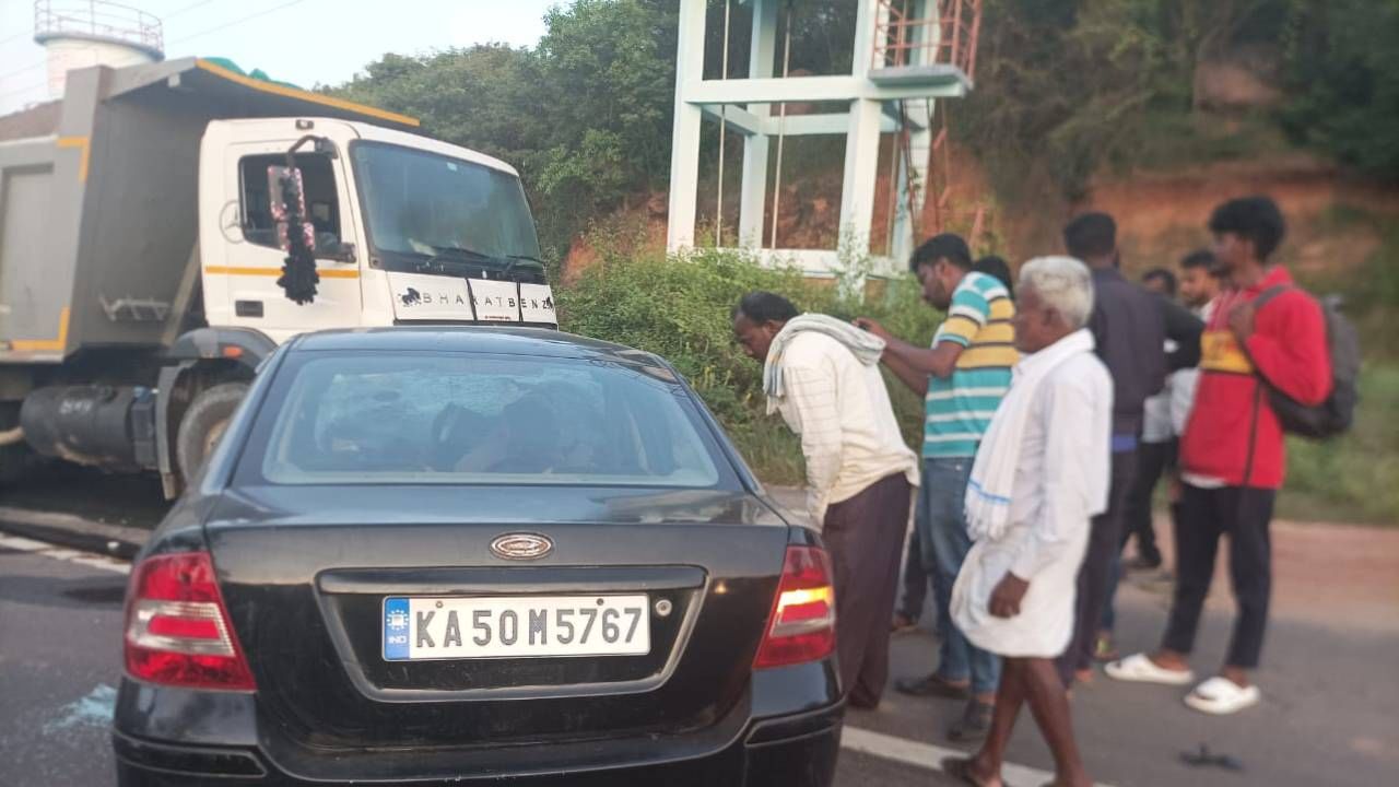 ಲಾರಿ ಡಿಕ್ಕಿ: ಕಾರಿನಲ್ಲಿದ್ದ ಮೂವರು ಯುವಕರು ಸ್ಥಳದಲ್ಲೇ ದುರ್ಮರಣ ಲಾರಿ ಡಿಕ್ಕಿ: ಕಾರಿನಲ್ಲಿದ್ದ ಮೂವರು ಯುವಕರು ಸ್ಥಳದಲ್ಲೇ ದುರ್ಮರಣ