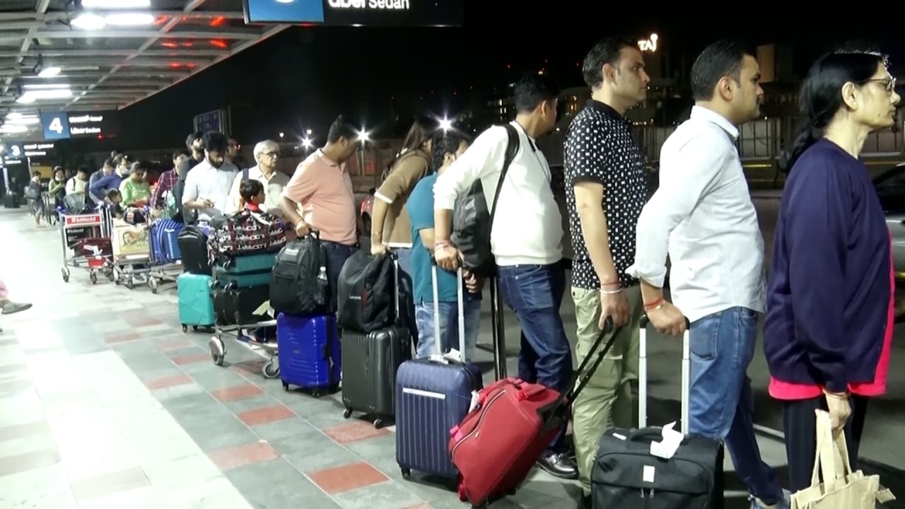 ಬೆಂಗಳೂರು ವಿಮಾನ ನಿಲ್ದಾಣದಲ್ಲಿ ಕ್ಯಾಬ್ ಸಿಗದೆ ಪ್ರಯಾಣಿಕರ ಪರದಾಟ! ಪೀಕ್ ಅವರ್, ರಾತ್ರಿ ವೇಳೆ ಸಿಗ್ತಿಲ್ಲ ಟ್ಯಾಕ್ಸಿ ಬೆಂಗಳೂರು ವಿಮಾನ ನಿಲ್ದಾಣದಲ್ಲಿ ಕ್ಯಾಬ್ ಸಿಗದೆ ಪ್ರಯಾಣಿಕರ ಪರದಾಟ! ಪೀಕ್ ಅವರ್, ರಾತ್ರಿ ವೇಳೆ ಸಿಗ್ತಿಲ್ಲ ಟ್ಯಾಕ್ಸಿ