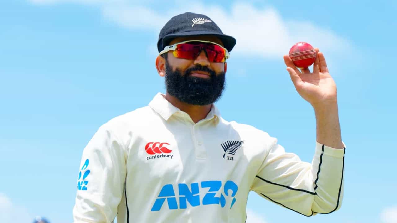 ನ್ಯೂಝಿಲೆಂಡ್ ತಂಡದ ಸ್ಪಿನ್ನರ್ ಎಜಾಝ್ ಪಟೇಲ್ ಭಾರತದಲ್ಲಿ ಹೊಸ ಇತಿಹಾಸ ನಿರ್ಮಿಸಿದ್ದಾರೆ. ಅದು ಕೂಡ ವಾಂಖೆಡೆ ಸ್ಟೇಡಿಯಂನಲ್ಲಿ ಬರೋಬ್ಬರಿ 25 ವಿಕೆಟ್ಗಳನ್ನು ಕಬಳಿಸುವ ಮೂಲಕ. ಈ ವಿಕೆಟ್ಗಳೊಂದಿಗೆ ಭಾರತದ ಪಿಚ್ವೊಂದರಲ್ಲಿ ಅತ್ಯಧಿಕ ವಿಕೆಟ್ ಪಡೆದ ವಿದೇಶಿ ಬೌಲರ್ ಎನಿಸಿಕೊಂಡಿದ್ದಾರೆ.